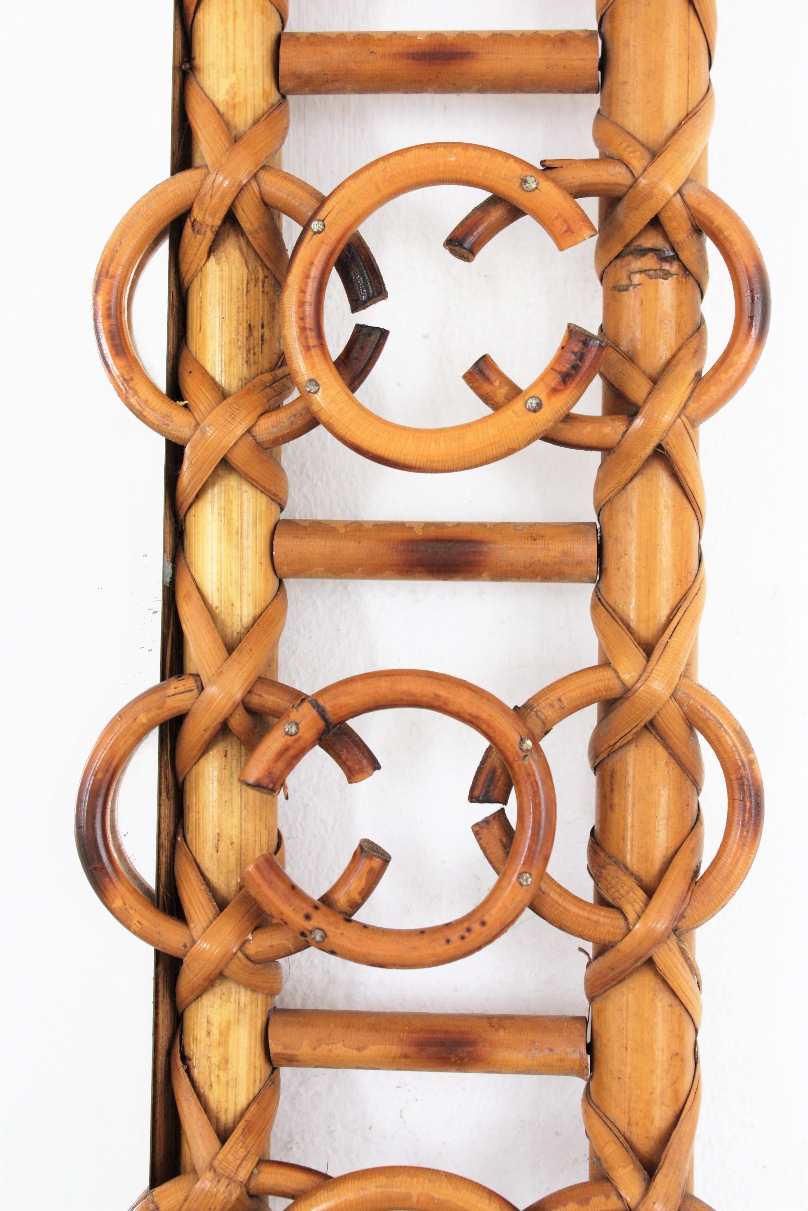 Specchio rettangolare in rattan della Costa Azzurra degli anni '50 con anelli sulla cornice.
Insolito specchio rettangolare in rattan lavorato a mano con decorazioni a cerchi.
Questo elegante specchio ha tutto il gusto dello stile della costa
