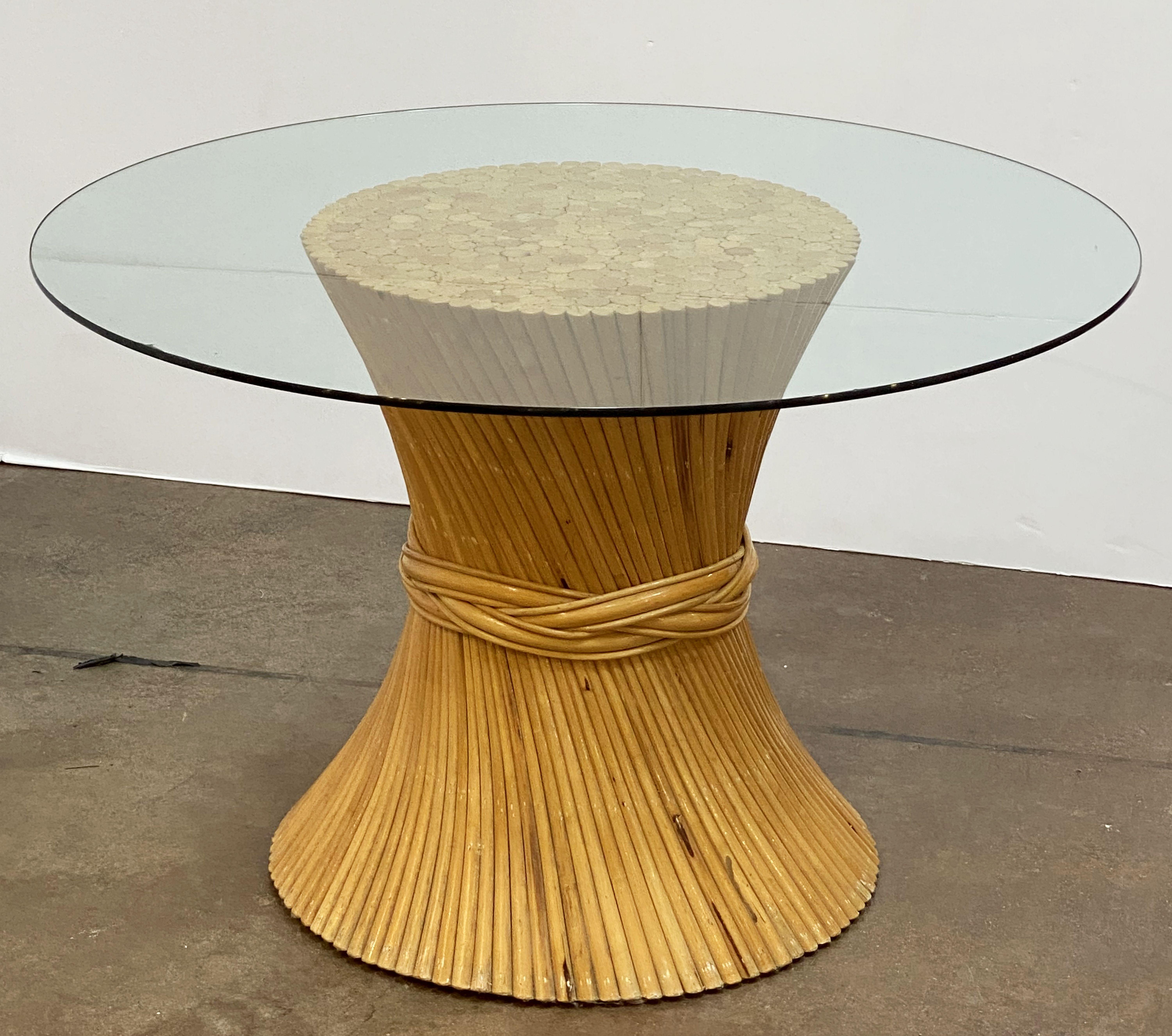 Table ronde ou centrale en rotin avec plateau en verre, attribuée à McGuire en vente 9
