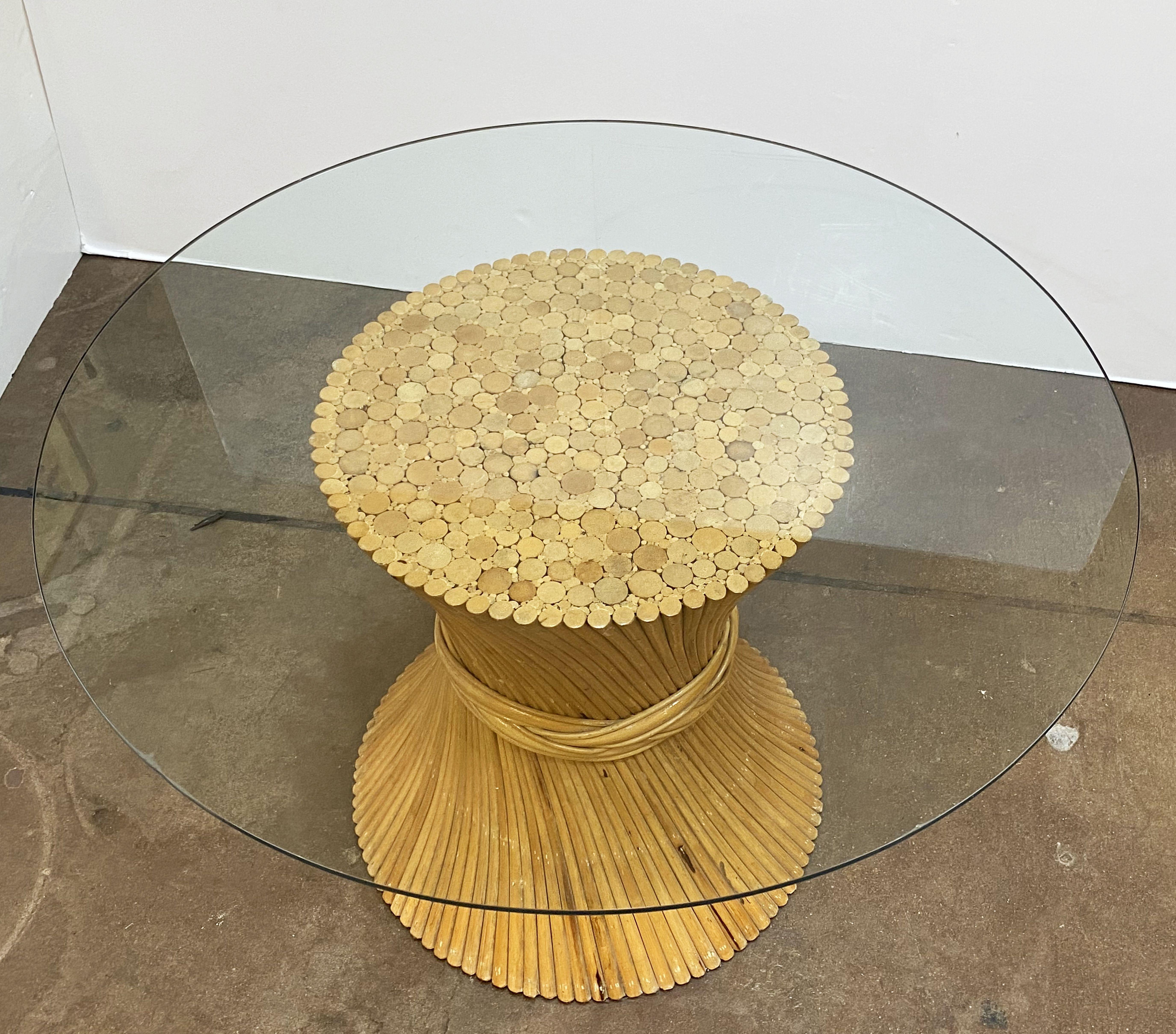 Table ronde ou centrale en rotin avec plateau en verre, attribuée à McGuire en vente 10