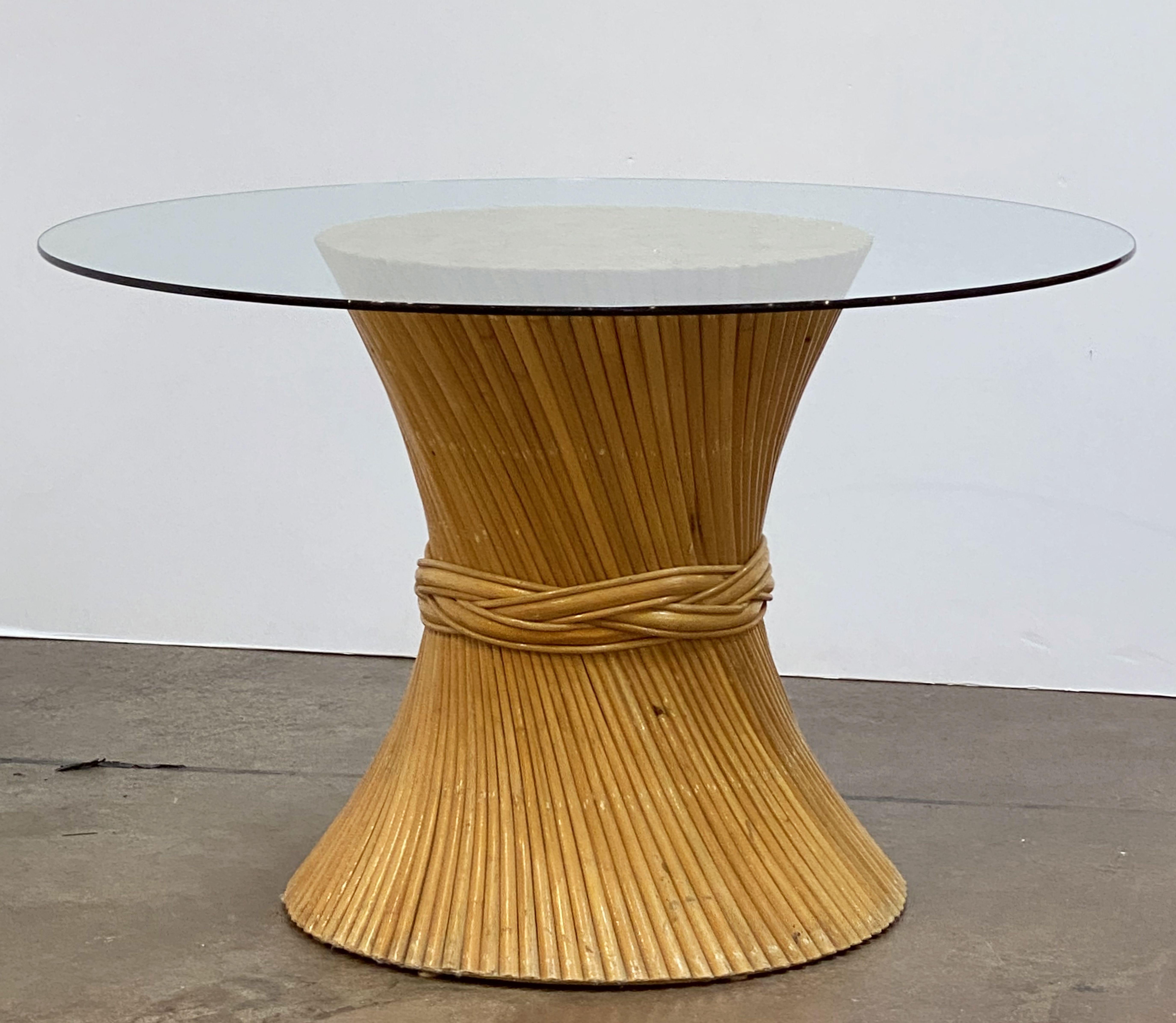 Mid-Century Modern Table ronde ou centrale en rotin avec plateau en verre, attribuée à McGuire en vente