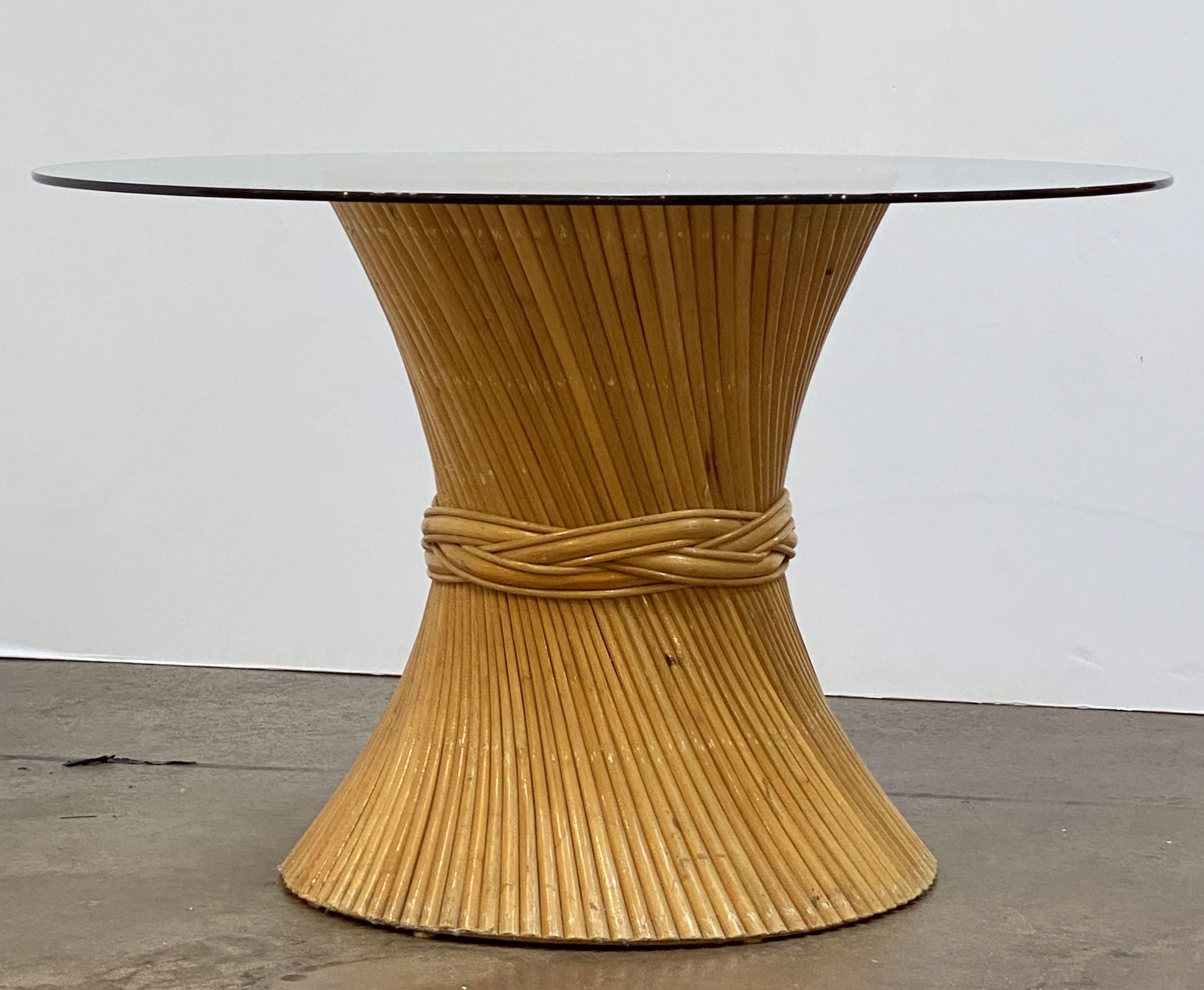 Américain Table ronde ou centrale en rotin avec plateau en verre, attribuée à McGuire en vente
