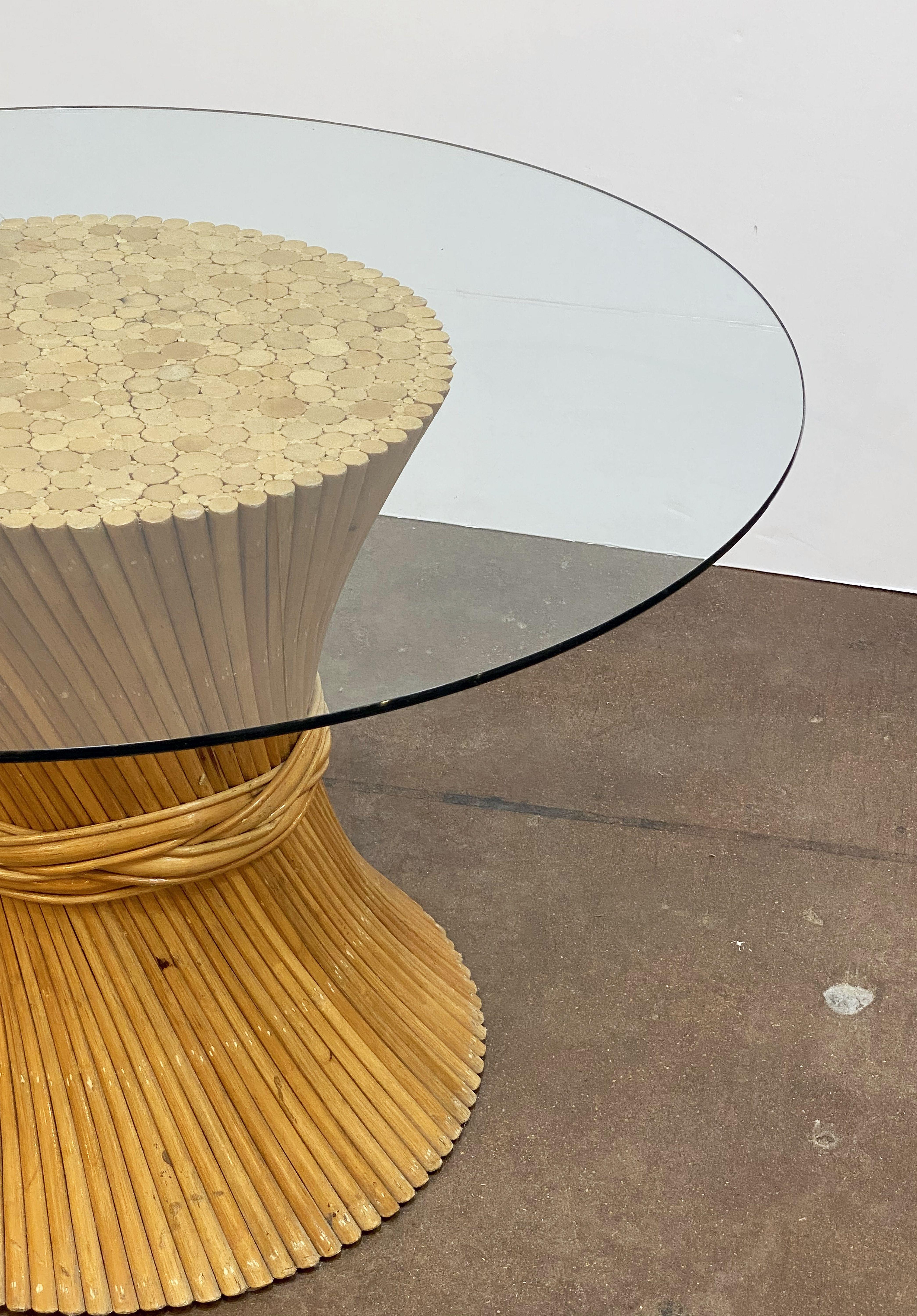 20ième siècle Table ronde ou centrale en rotin avec plateau en verre, attribuée à McGuire en vente