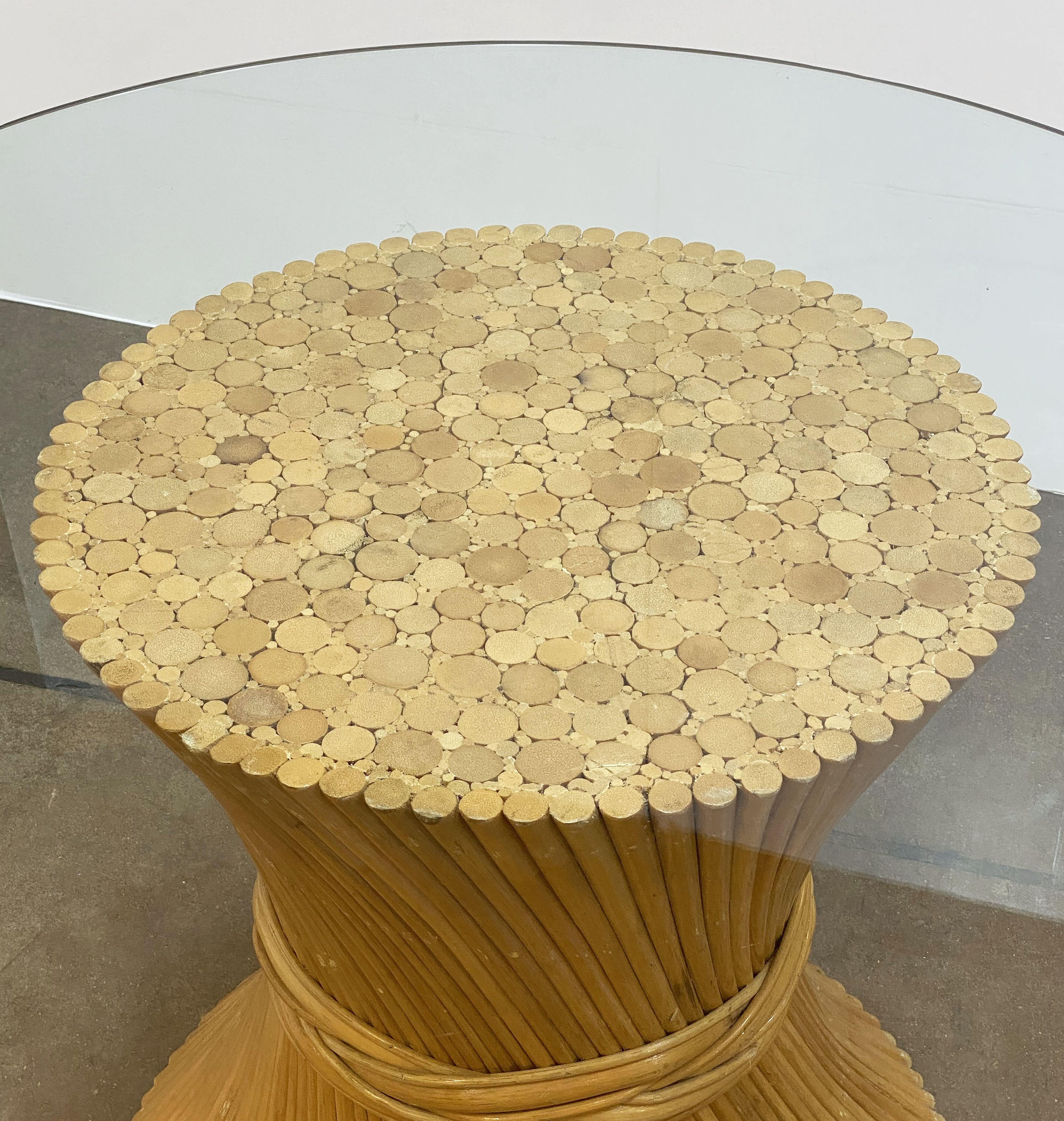 Verre Table ronde ou centrale en rotin avec plateau en verre, attribuée à McGuire en vente