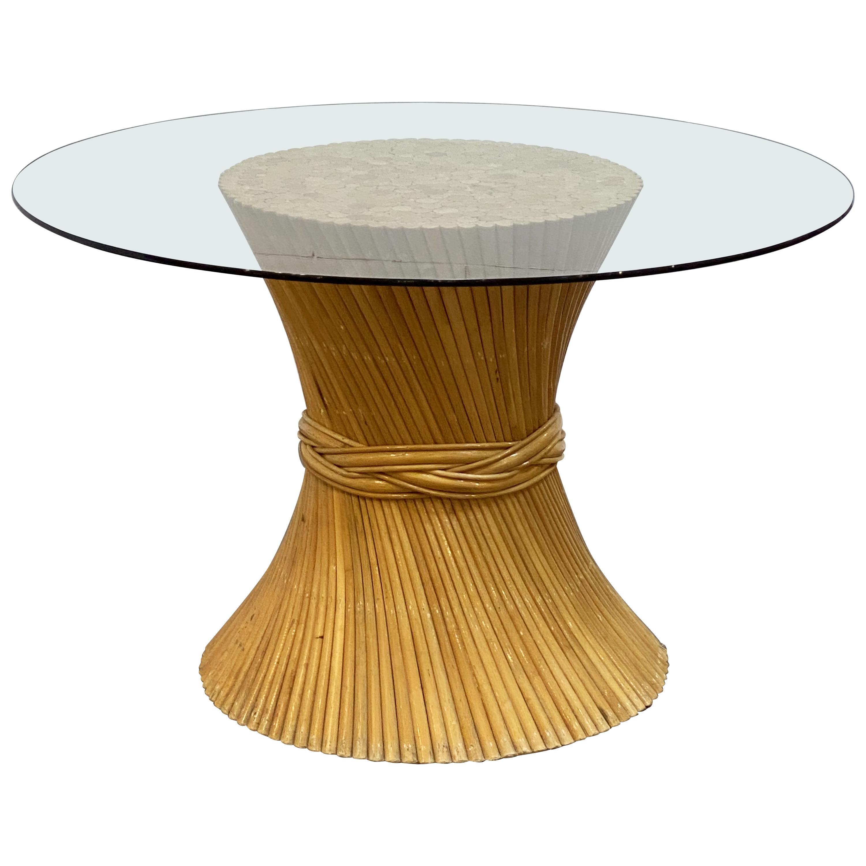 Table ronde ou centrale en rotin avec plateau en verre, attribuée à McGuire en vente