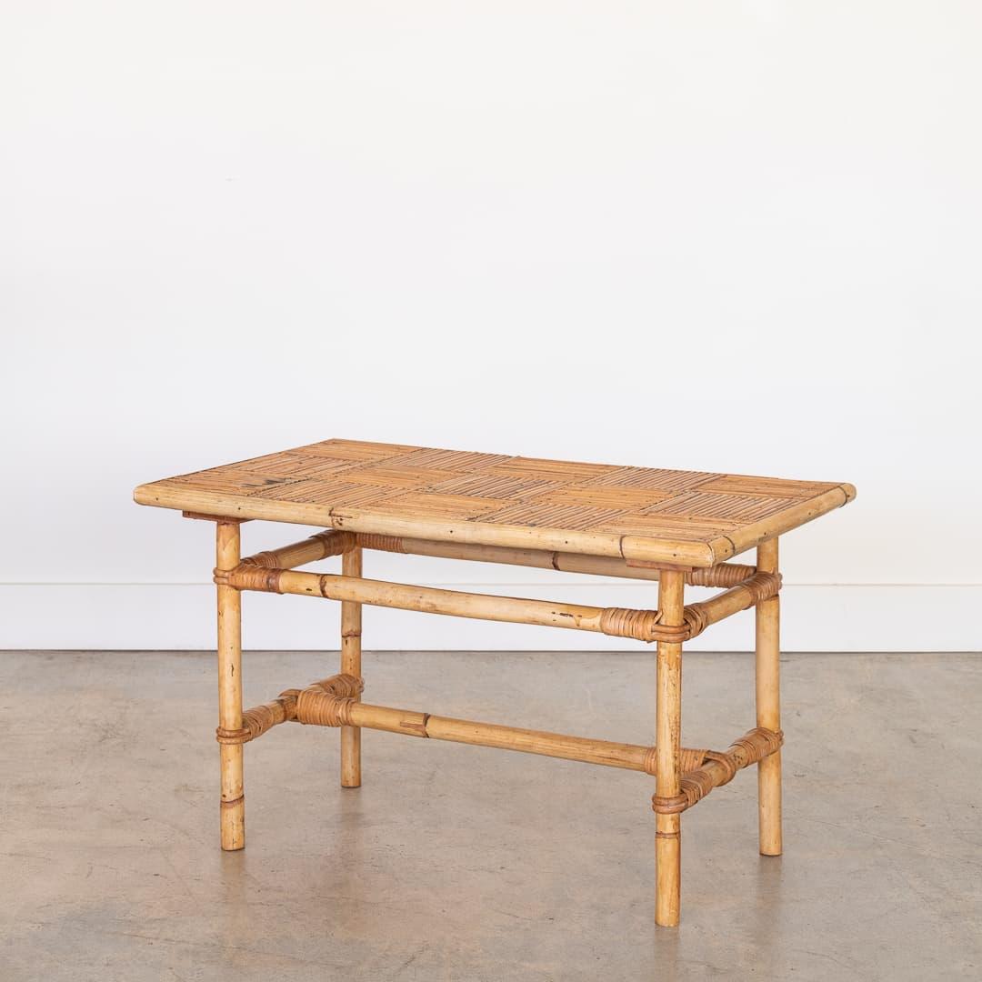 Tavolino in rattan di Adrien Audoux e Frida Minet, Francia, anni '60. Piano rettangolare in rattan con superficie a quadri e quattro gambe in bambù con dettagli in rattan avvolto. La finitura originale in rattan mostra l'età, la patina e l'usura.