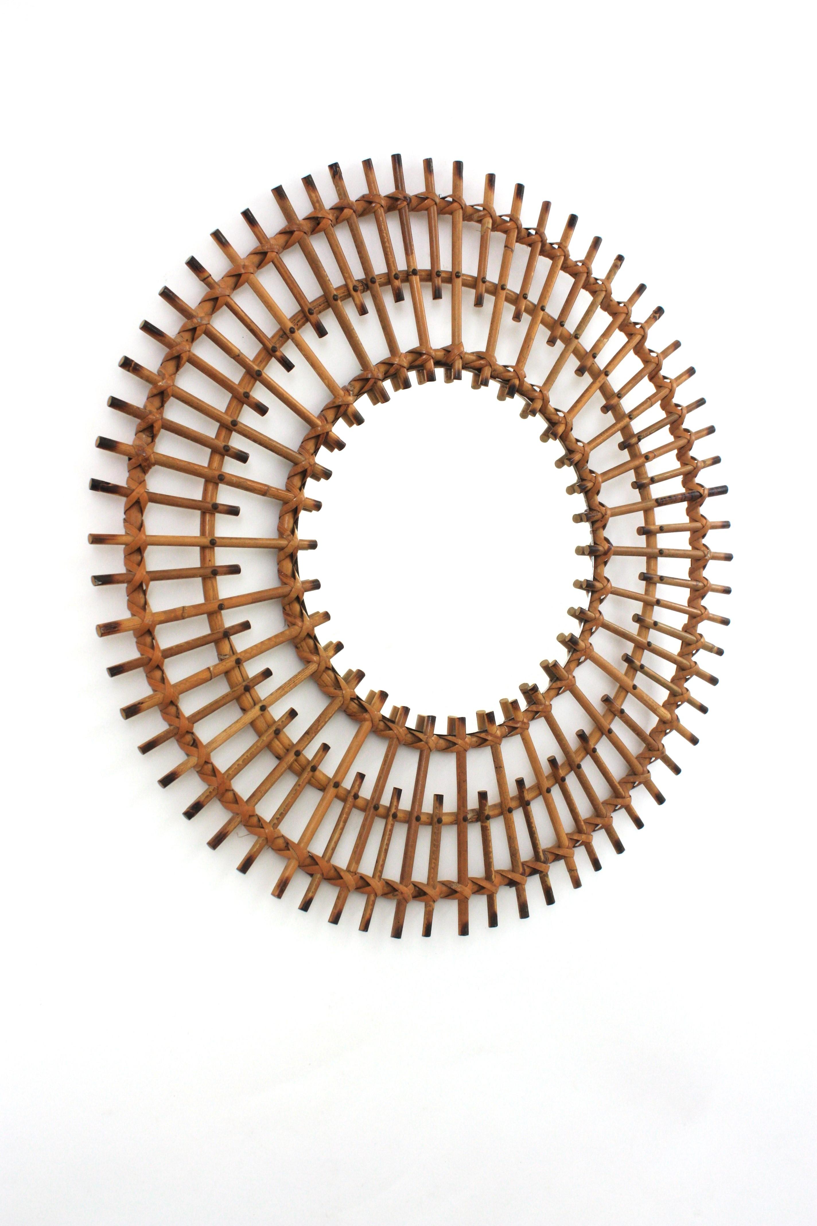 Mid-Century moderno Specchio francese in rattan Sunburst con cornice a doppio strato in vendita