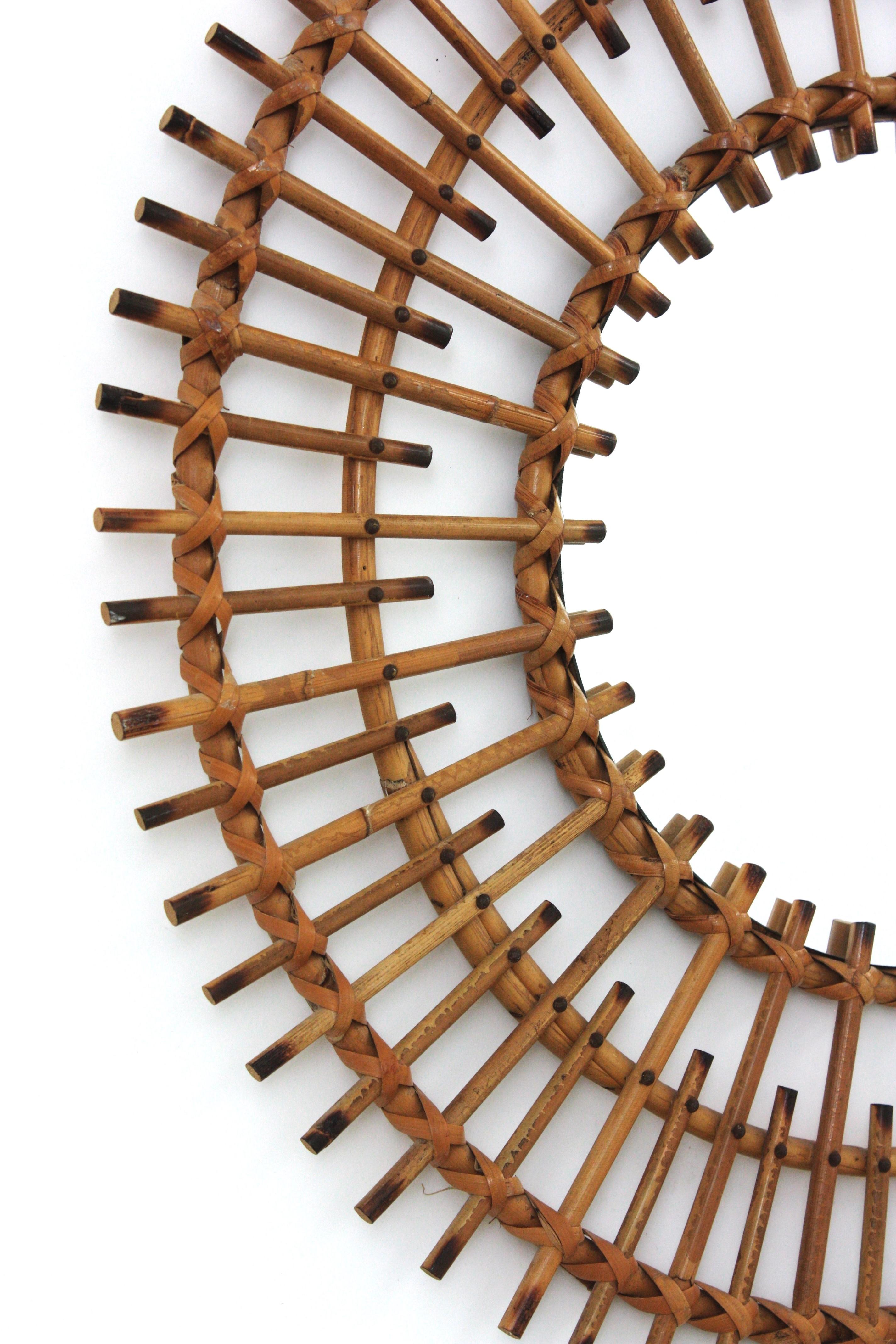 Francese Specchio francese in rattan Sunburst con cornice a doppio strato in vendita