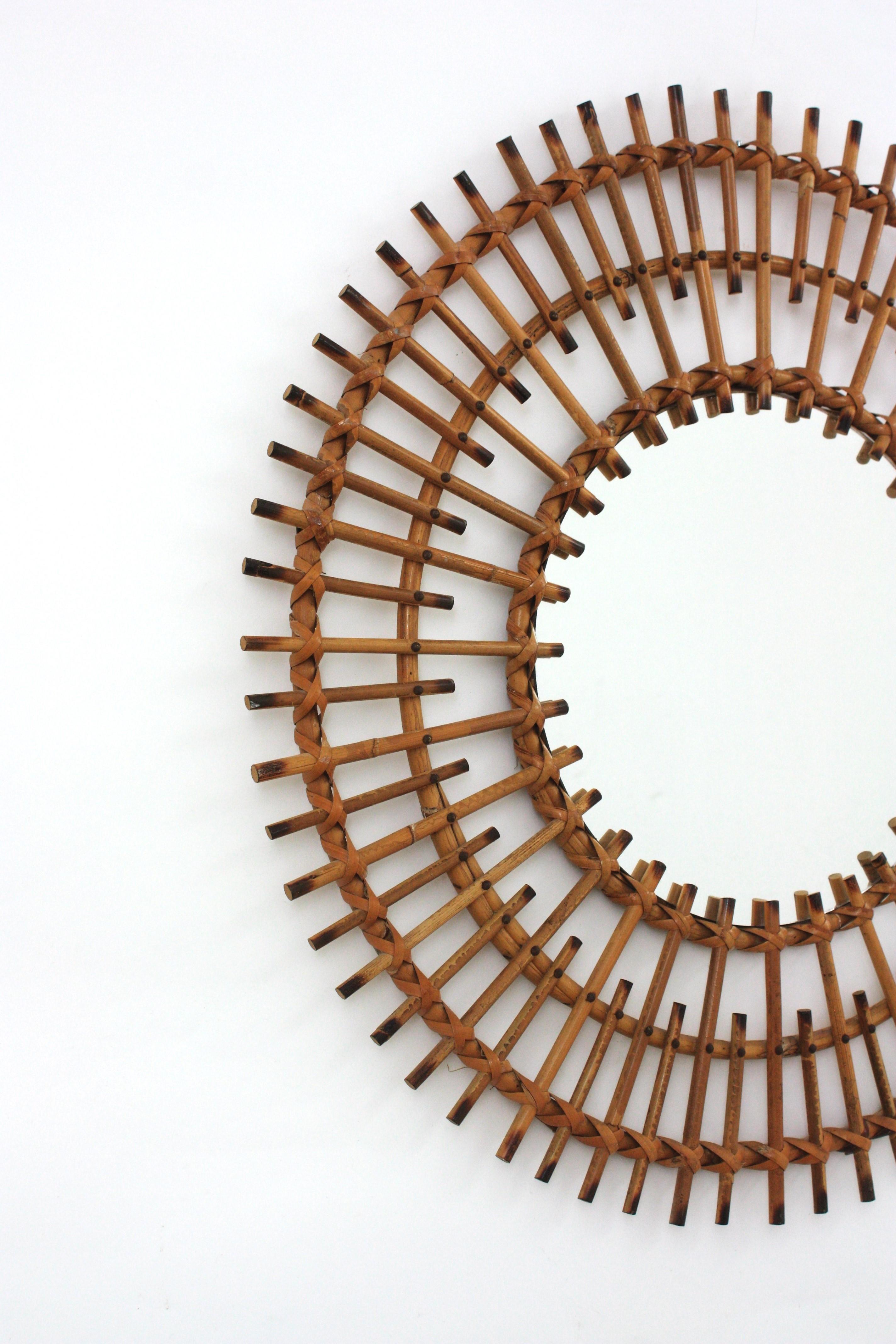 Fatto a mano Specchio francese in rattan Sunburst con cornice a doppio strato in vendita