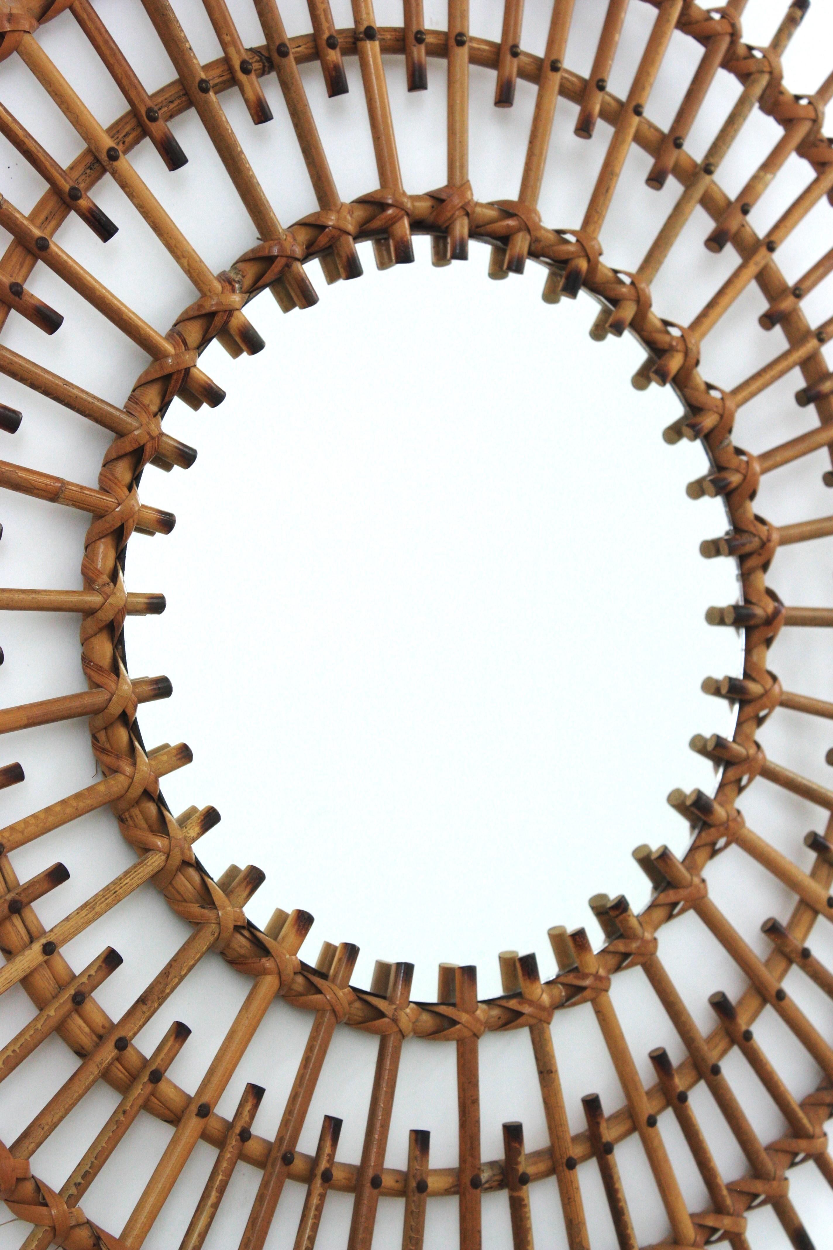 Specchio francese in rattan Sunburst con cornice a doppio strato In condizioni ottime in vendita a Barcelona, ES
