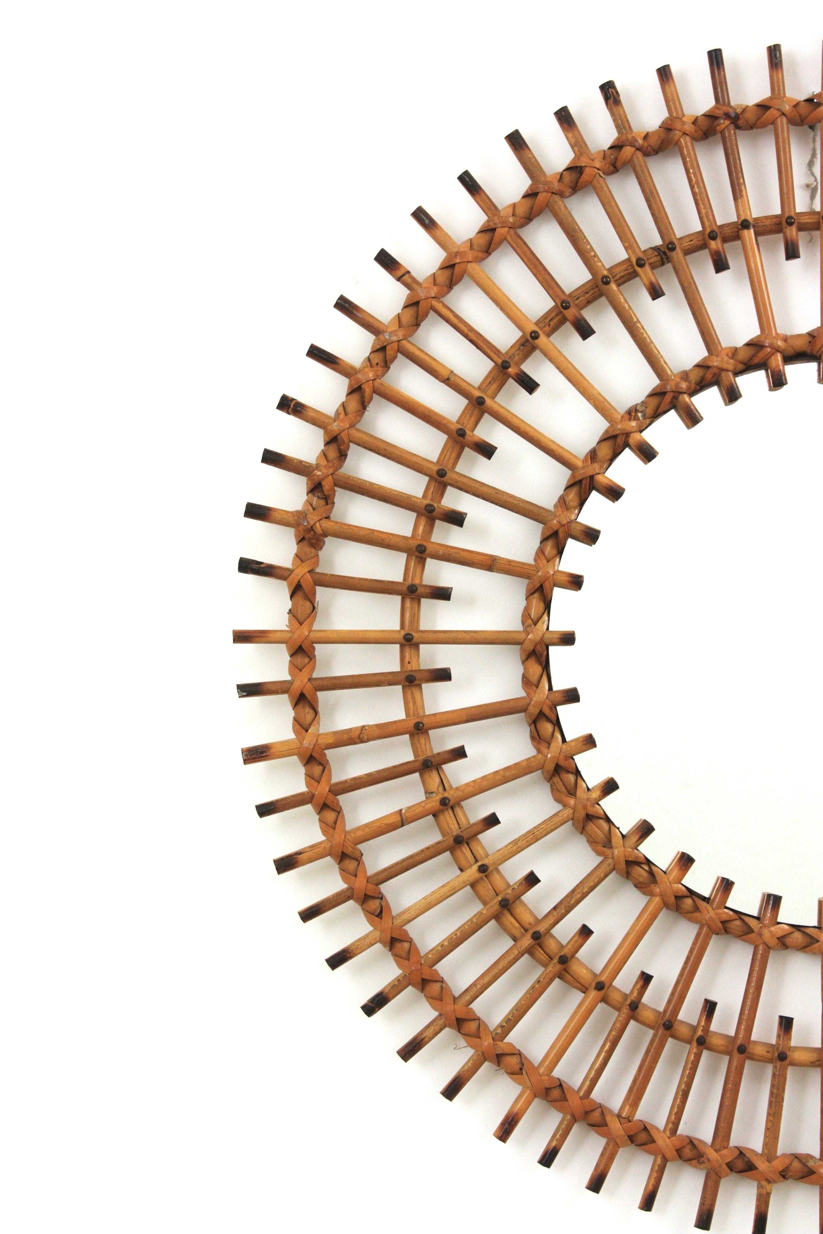 XX secolo Specchio francese in rattan Sunburst con cornice a doppio strato in vendita