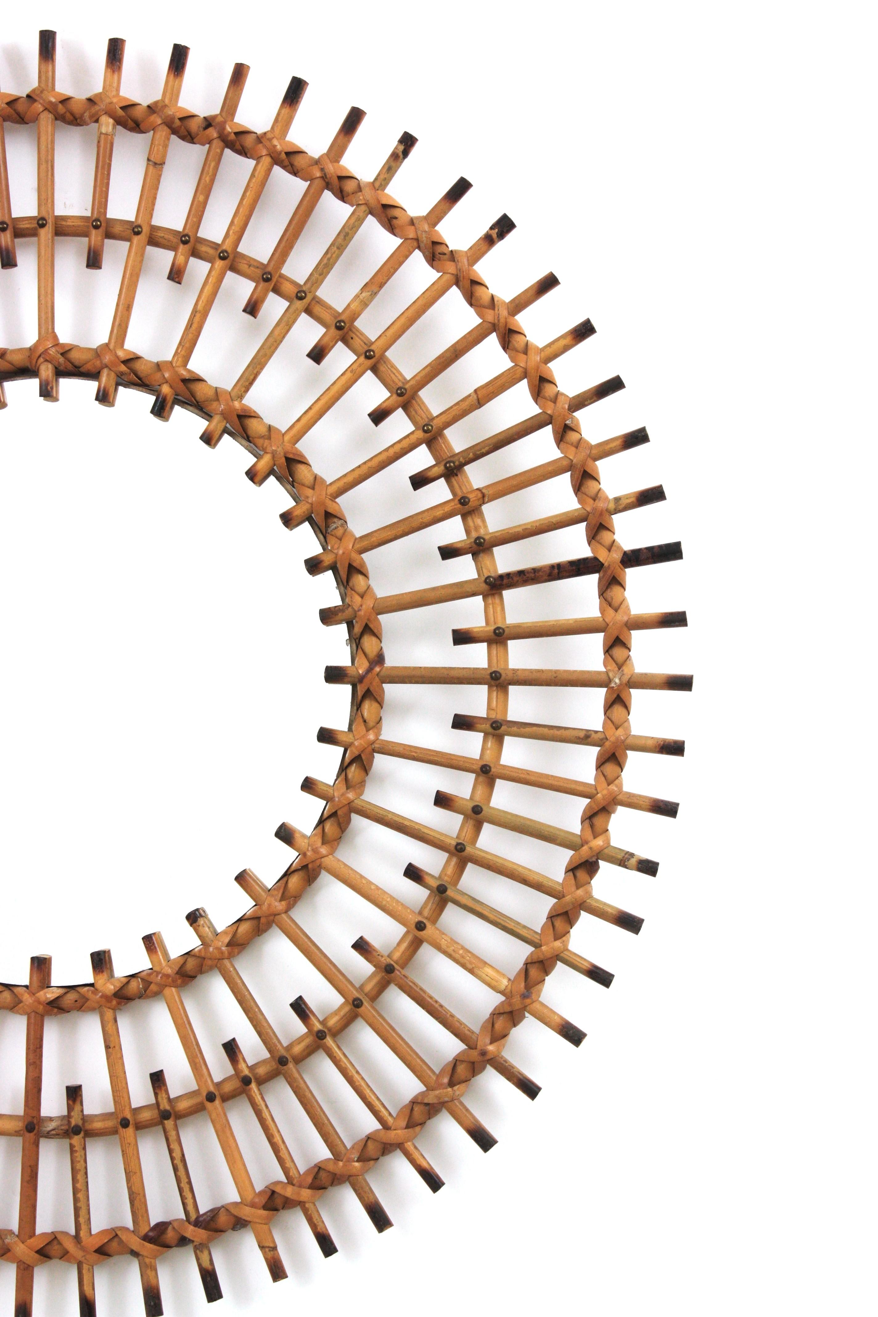 Vimini Specchio francese in rattan Sunburst con cornice a doppio strato in vendita
