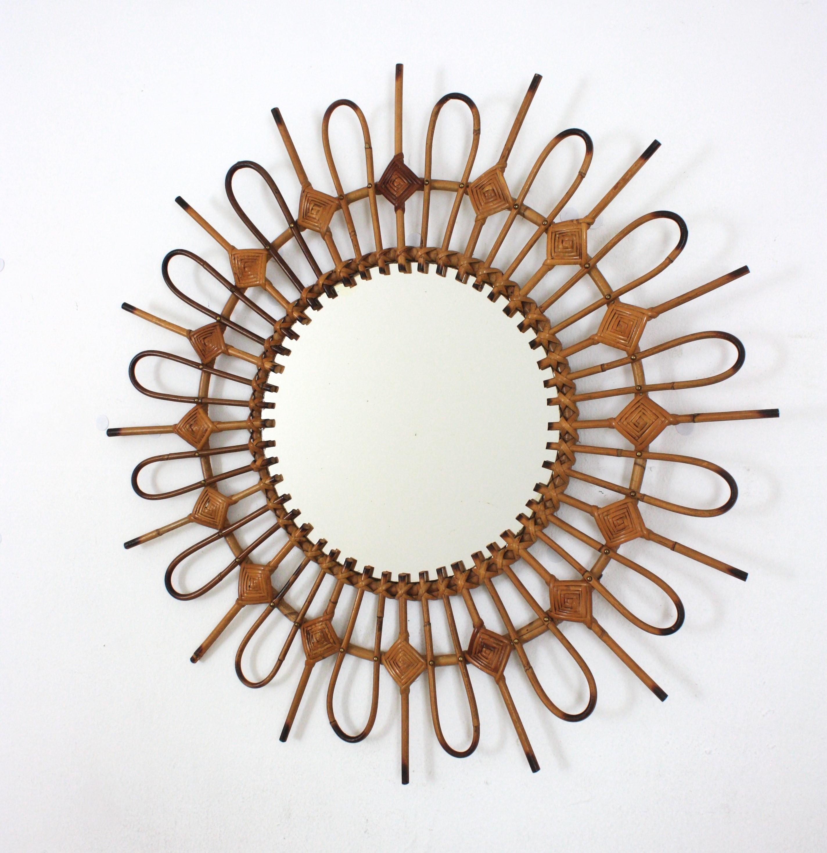 Miroir français en rotin Sunburst avec détails en losange, années 1960 en vente 2