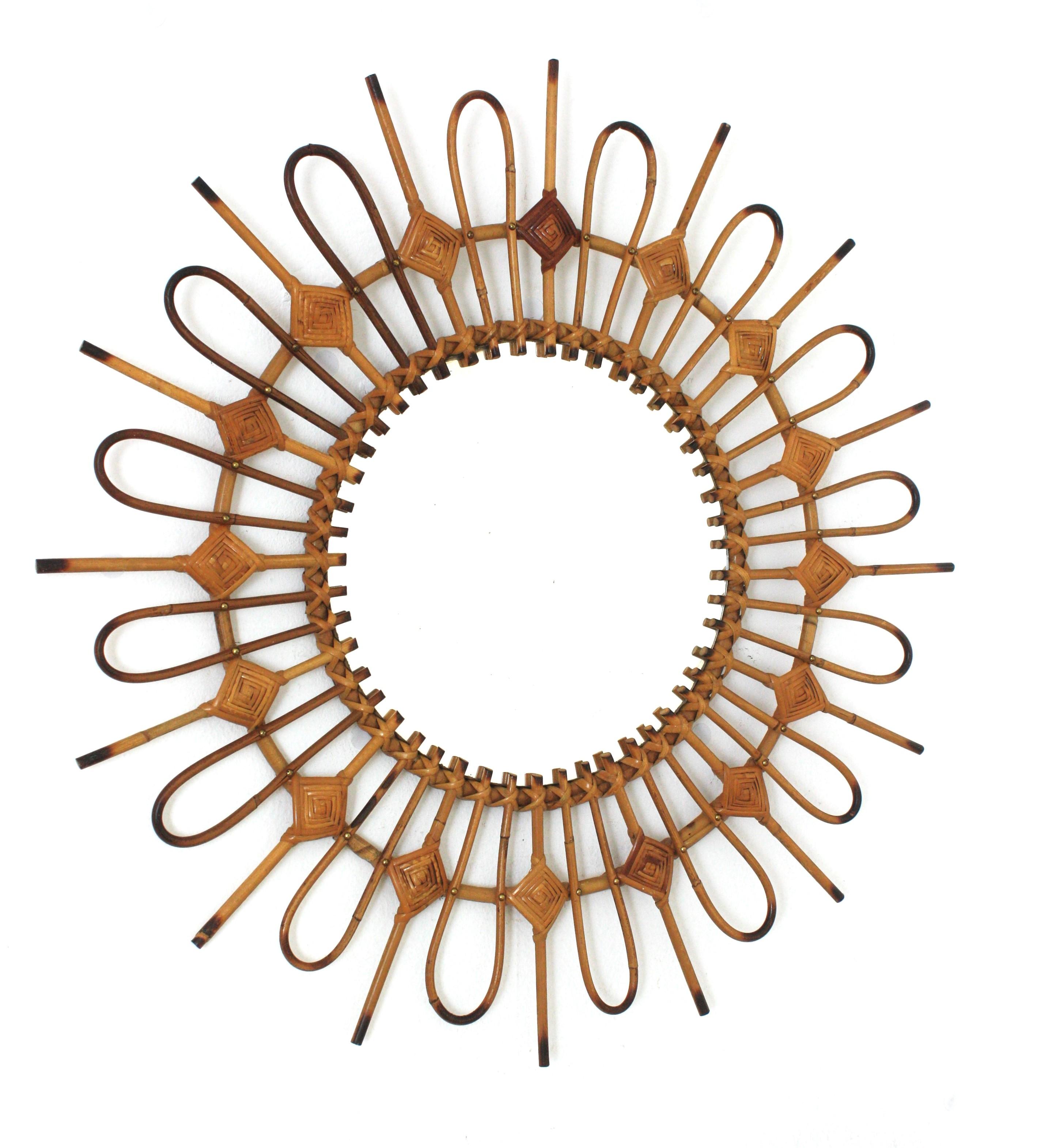 Miroir en rotin French Riviera Sunburst
Miroir artisanal en forme de soleil ou de fleur avec cadre en rotin et osier, France, années 1960.
Ce miroir méditerranéen en forme de soleil a été fabriqué à la main en France dans les années 60 et a tout le