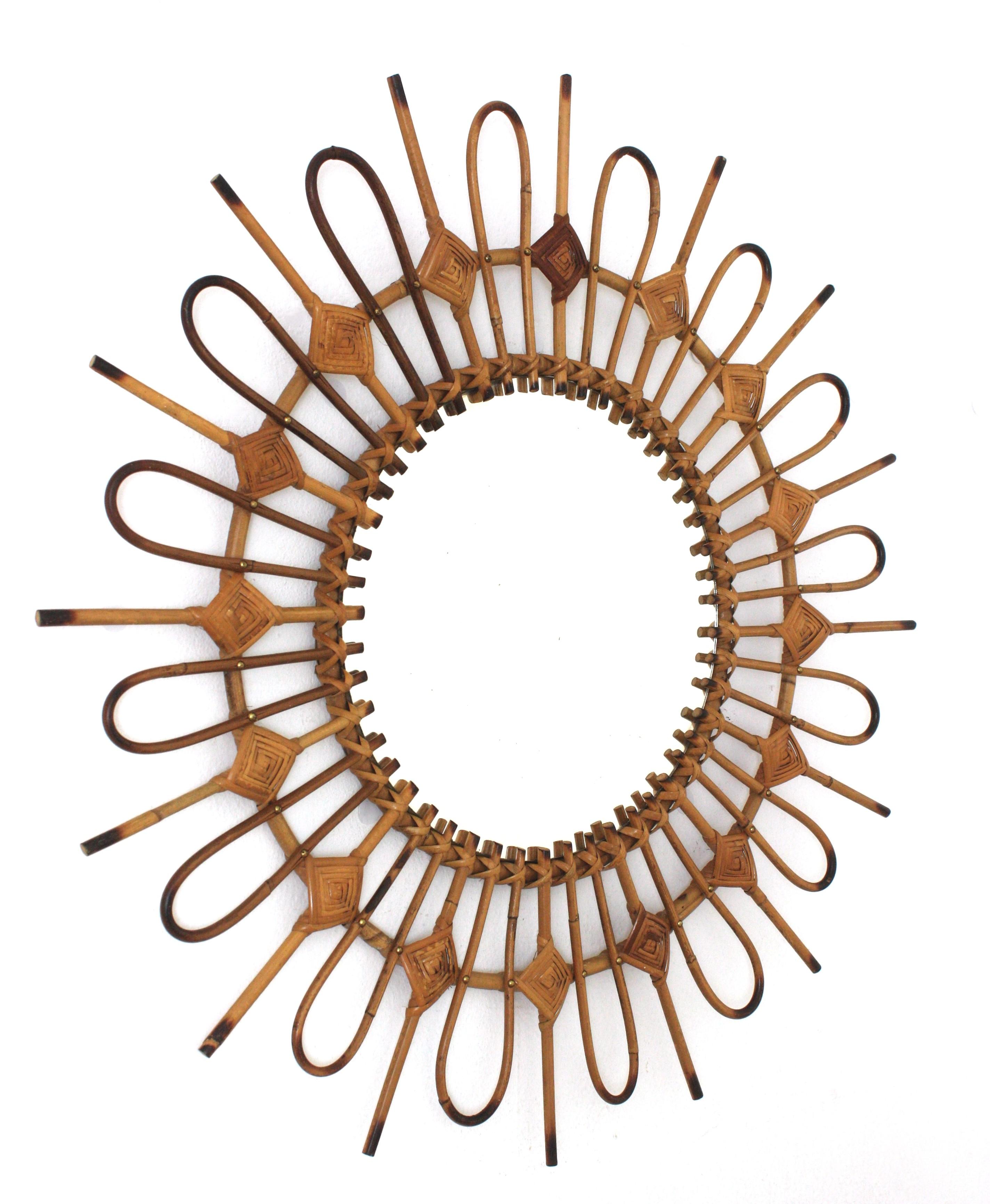 Mid-Century Modern Miroir français en rotin Sunburst avec détails en losange, années 1960 en vente