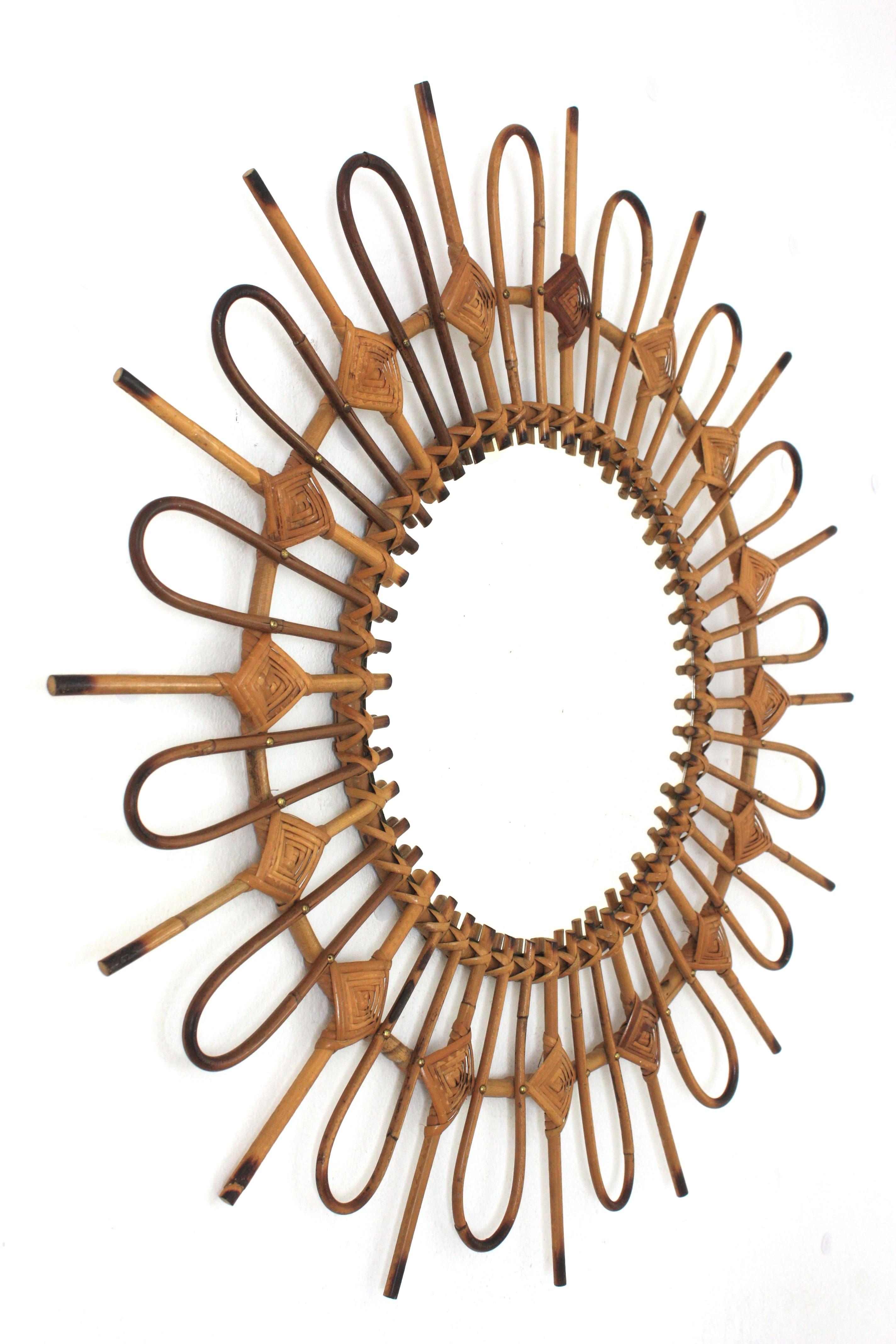 Français Miroir français en rotin Sunburst avec détails en losange, années 1960 en vente