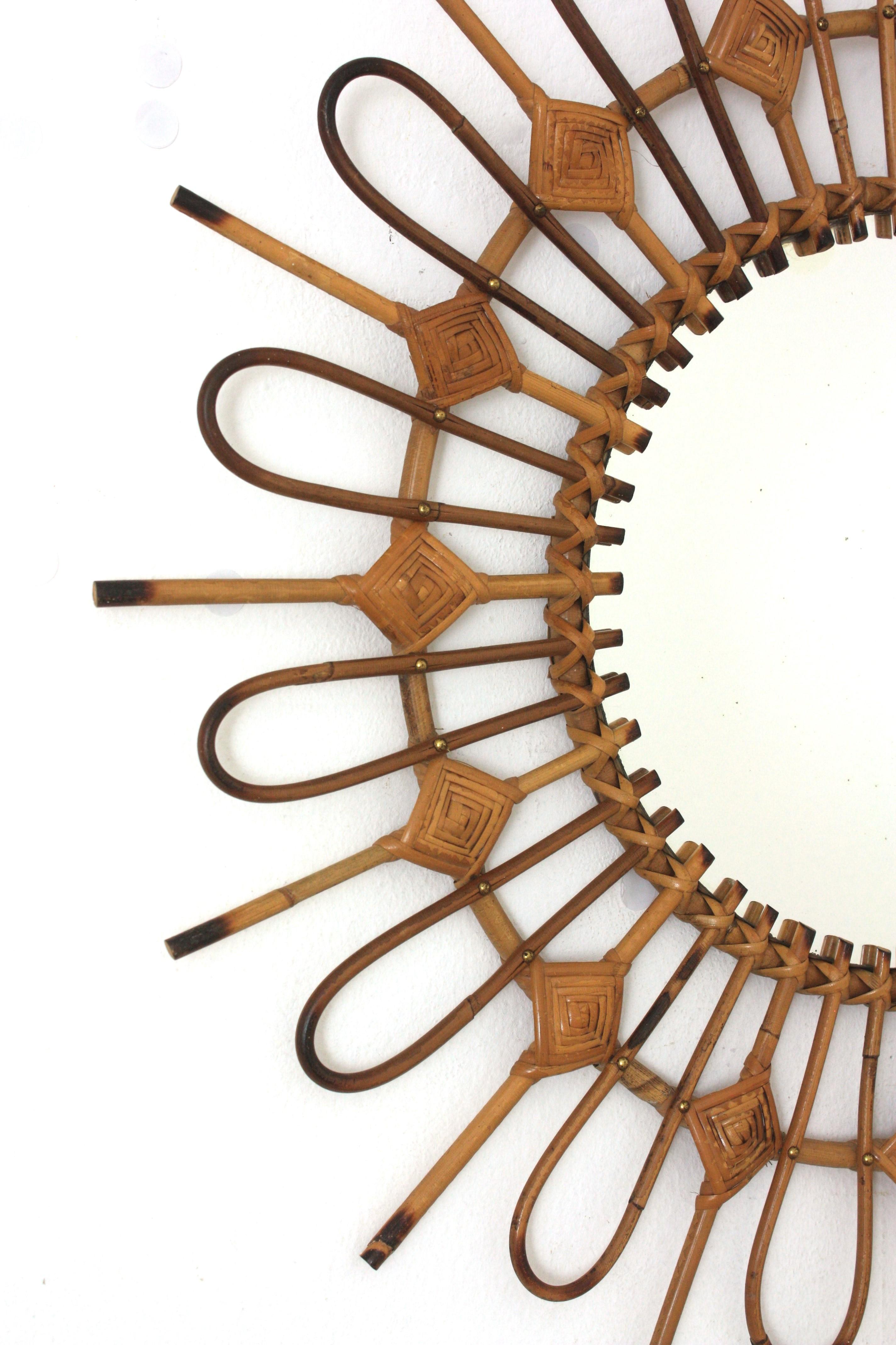 Fait main Miroir français en rotin Sunburst avec détails en losange, années 1960 en vente