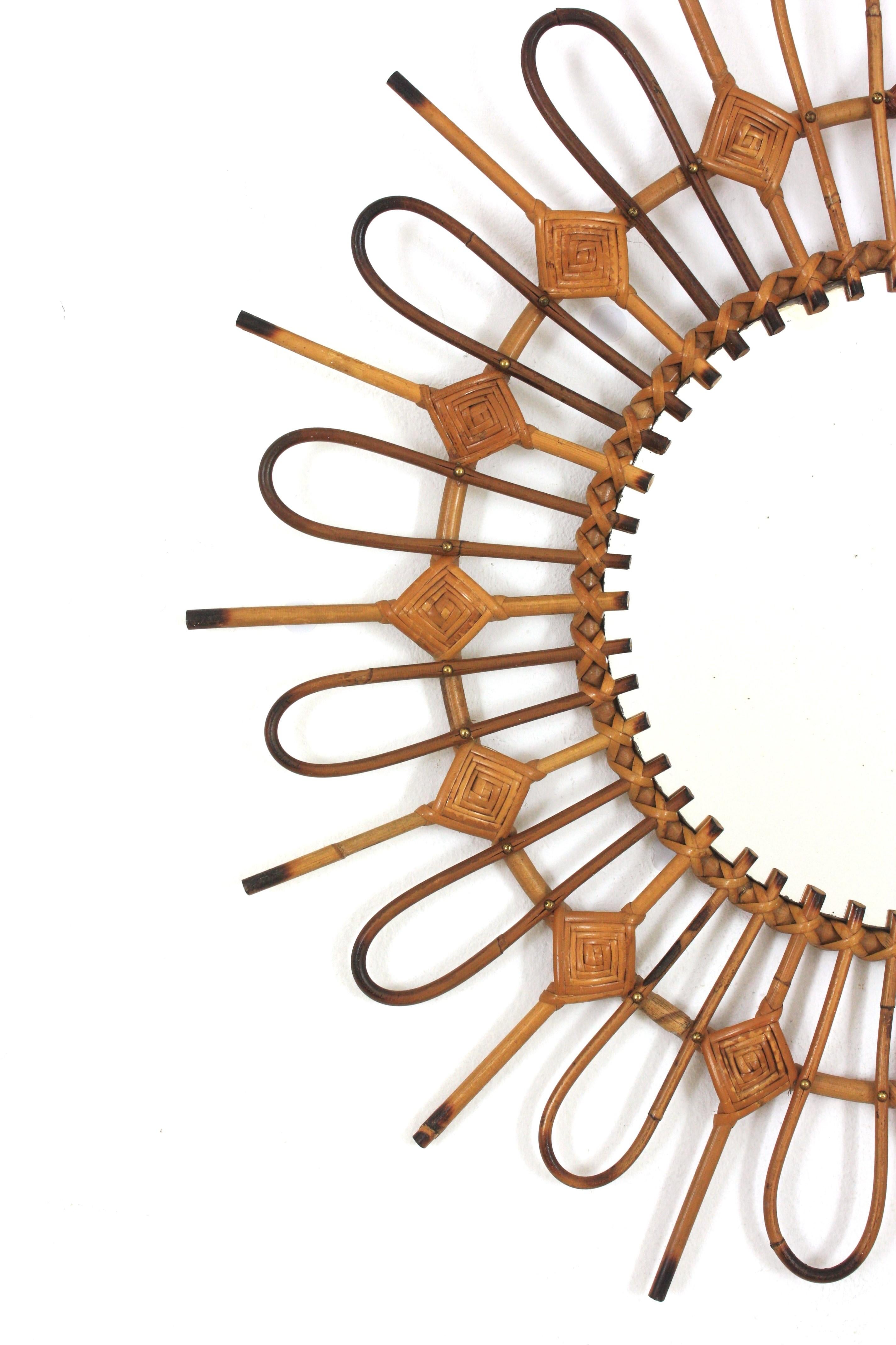 Miroir français en rotin Sunburst avec détails en losange, années 1960 Bon état - En vente à Barcelona, ES