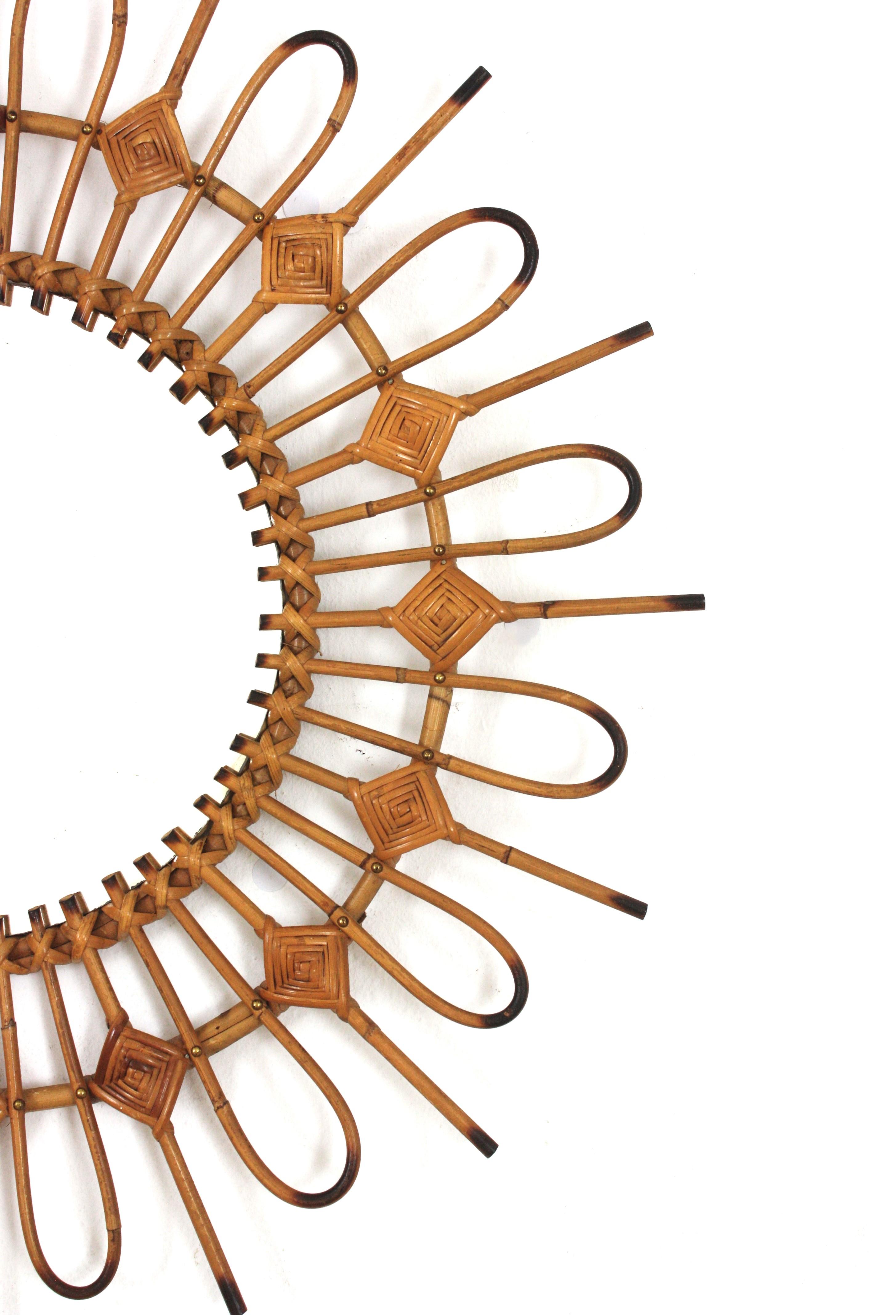 20ième siècle Miroir français en rotin Sunburst avec détails en losange, années 1960 en vente