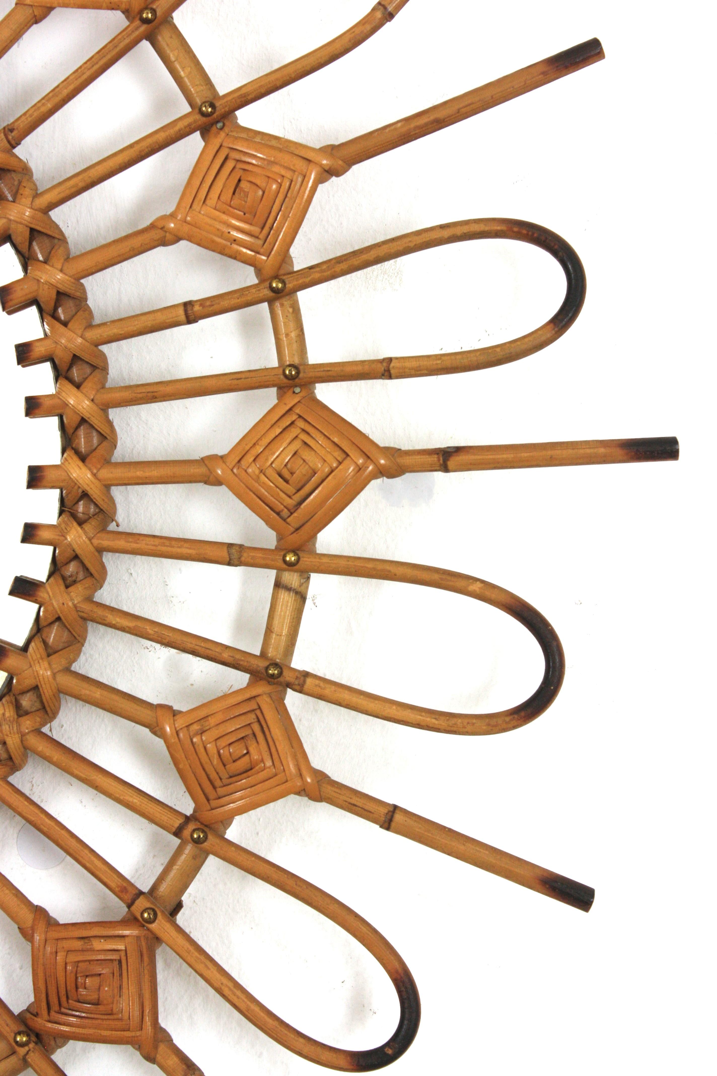 Rotin Miroir français en rotin Sunburst avec détails en losange, années 1960 en vente