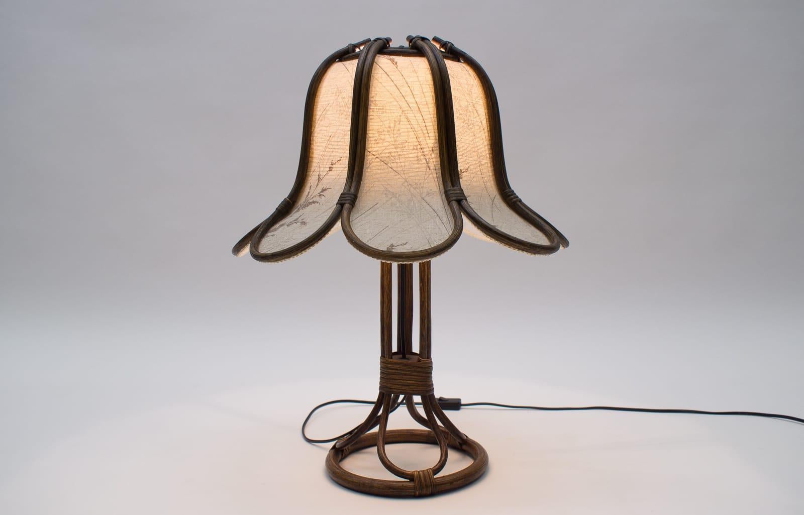 Executed in rattan and fabric, the lamp comes with 1 x E27 / E26 Edison screw fit bulb holder, is wired, in working condition and runs both on 110 / 230 volt.
  