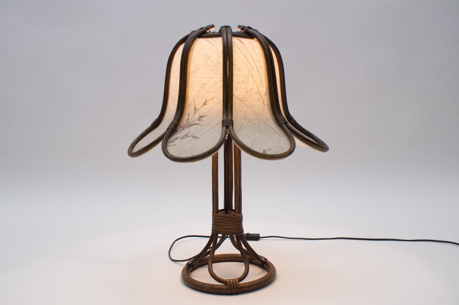 Français Lampe de table française en rotin, années 1960 en vente