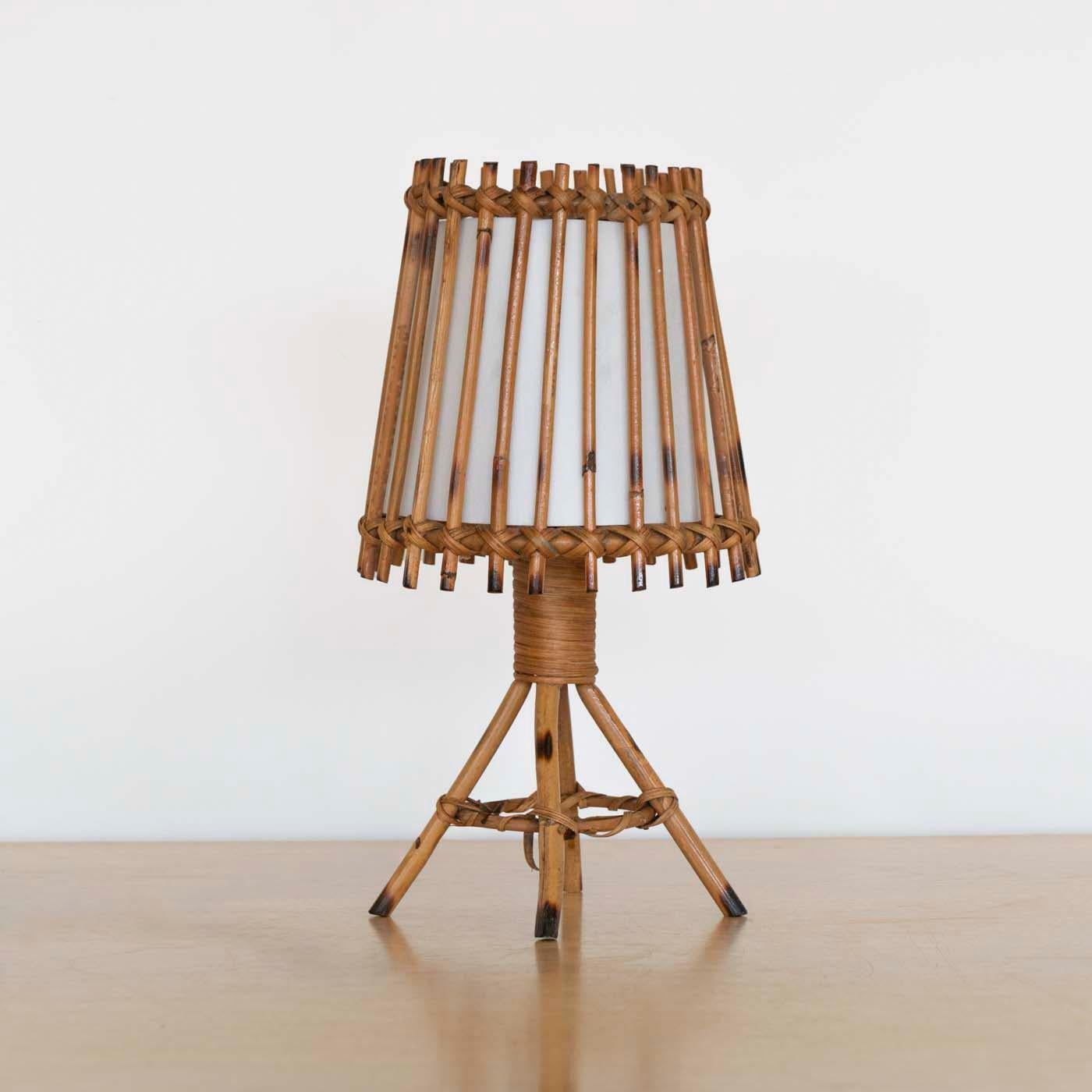 Superbe lampe vintage en rotin de France, années 1960. Base à quatre pieds en rotin avec abat-jour conique en rotin et diffuseur intérieur en soie. Nouvellement reconnecté. Fonctionne avec une ampoule à culot E12, 25W ou plus utilisant des LED.



.