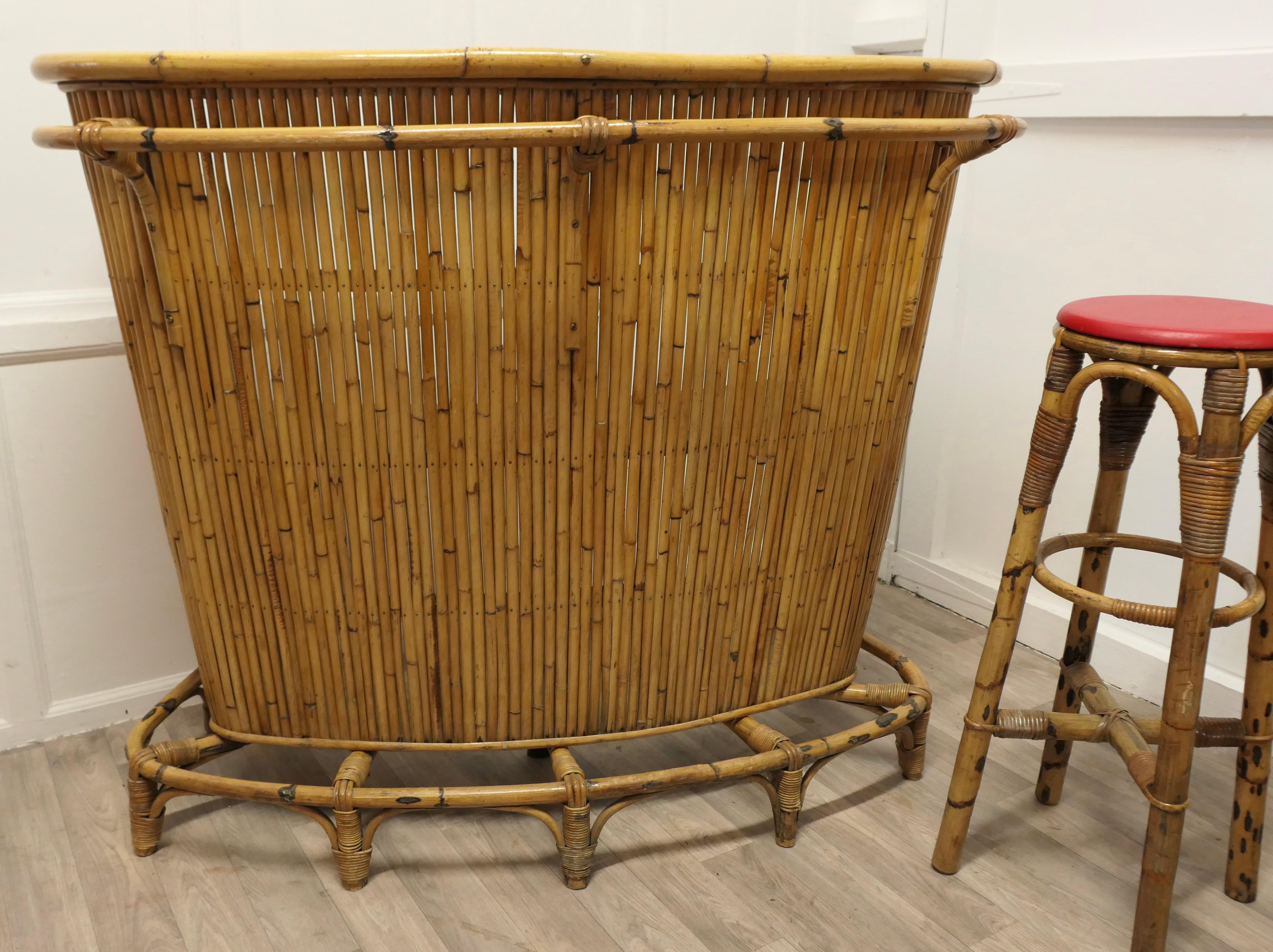 French Reception Greeting Tiki Bar with Stools In Good Condition In Godshill, Isle of Wight