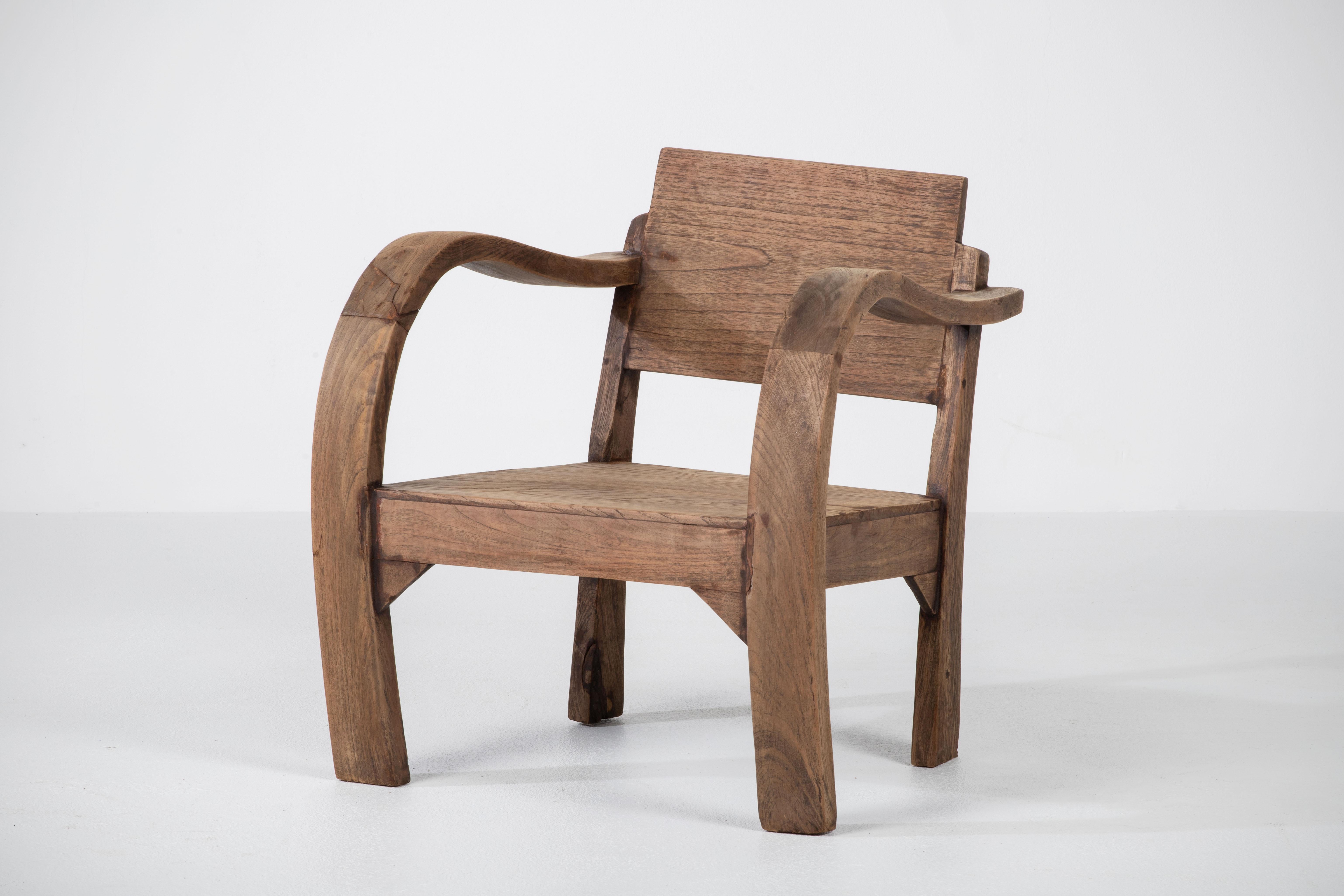 Fauteuil de la Reconstruction française unique en son genre, 1940, design moderniste d'après-guerre.
Structure en chêne massif.

Rapport de condition : la chaise montre des signes d'anciennes réparations.