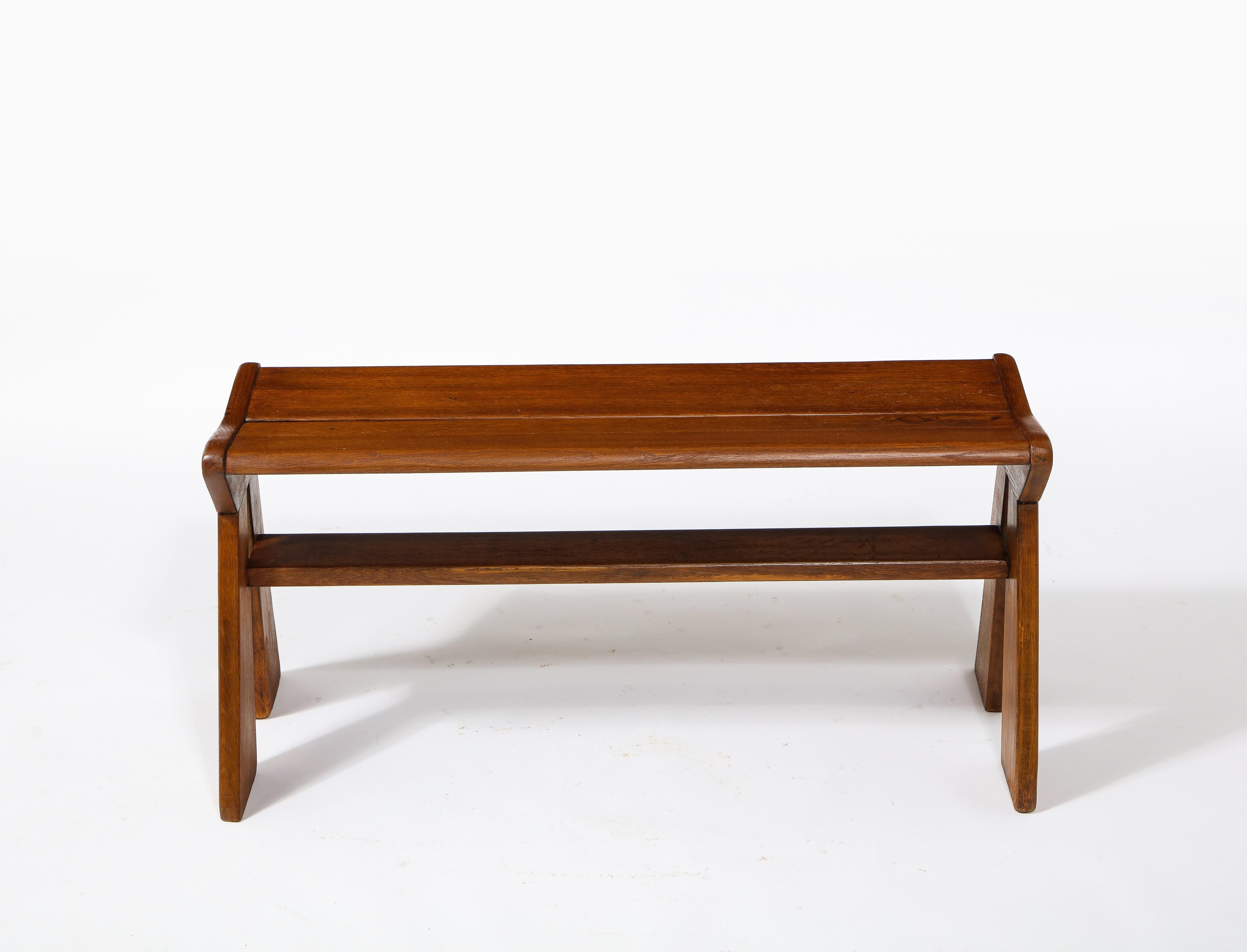 French Reconstruction Era Solid Oak Compact Bench, France, 1940s In Good Condition For Sale In New York, NY