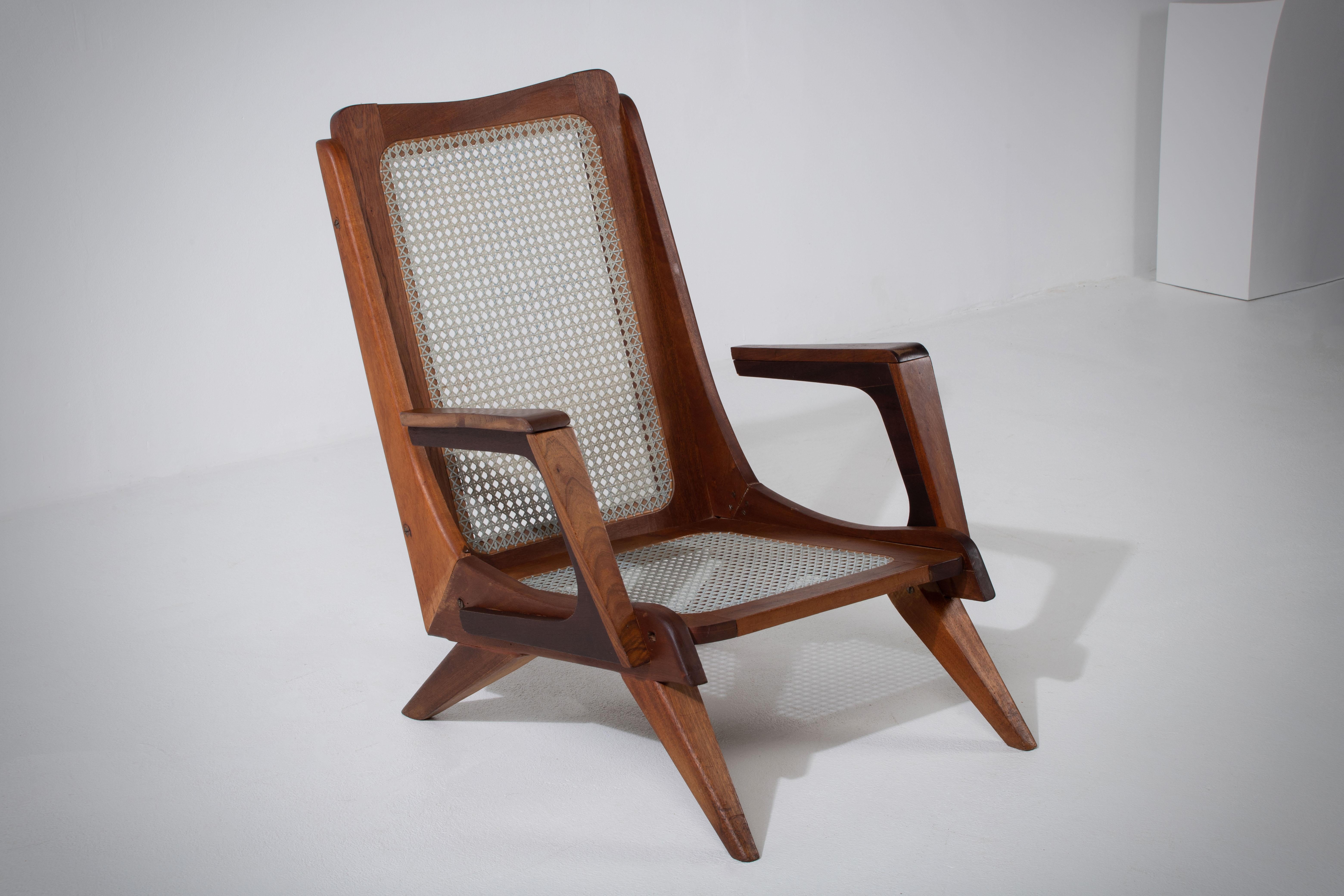 Nous vous présentons un remarquable fauteuil des années 1950. Inspirée par les designs intemporels des maîtres du milieu du siècle, cette chaise rend hommage aux styles emblématiques de designers renommés tels que Pierre Guariche et Jean