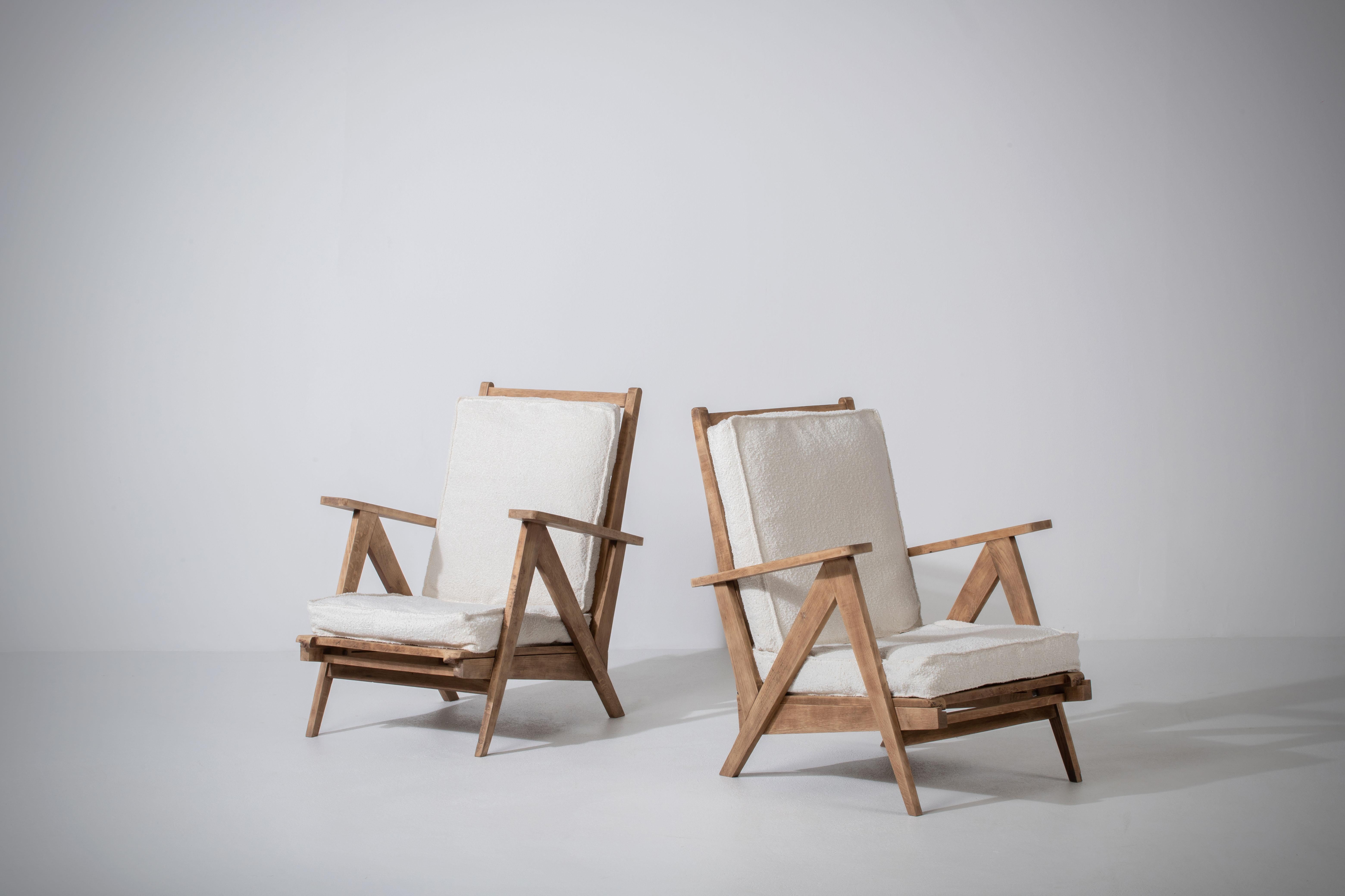 Whiting présente une remarquable paire de fauteuils des années 1950, habilement retapissés dans un tissu bouclé blanc immaculé. Inspirées par les designs intemporels des maîtres du milieu du siècle, ces chaises rendent hommage aux styles