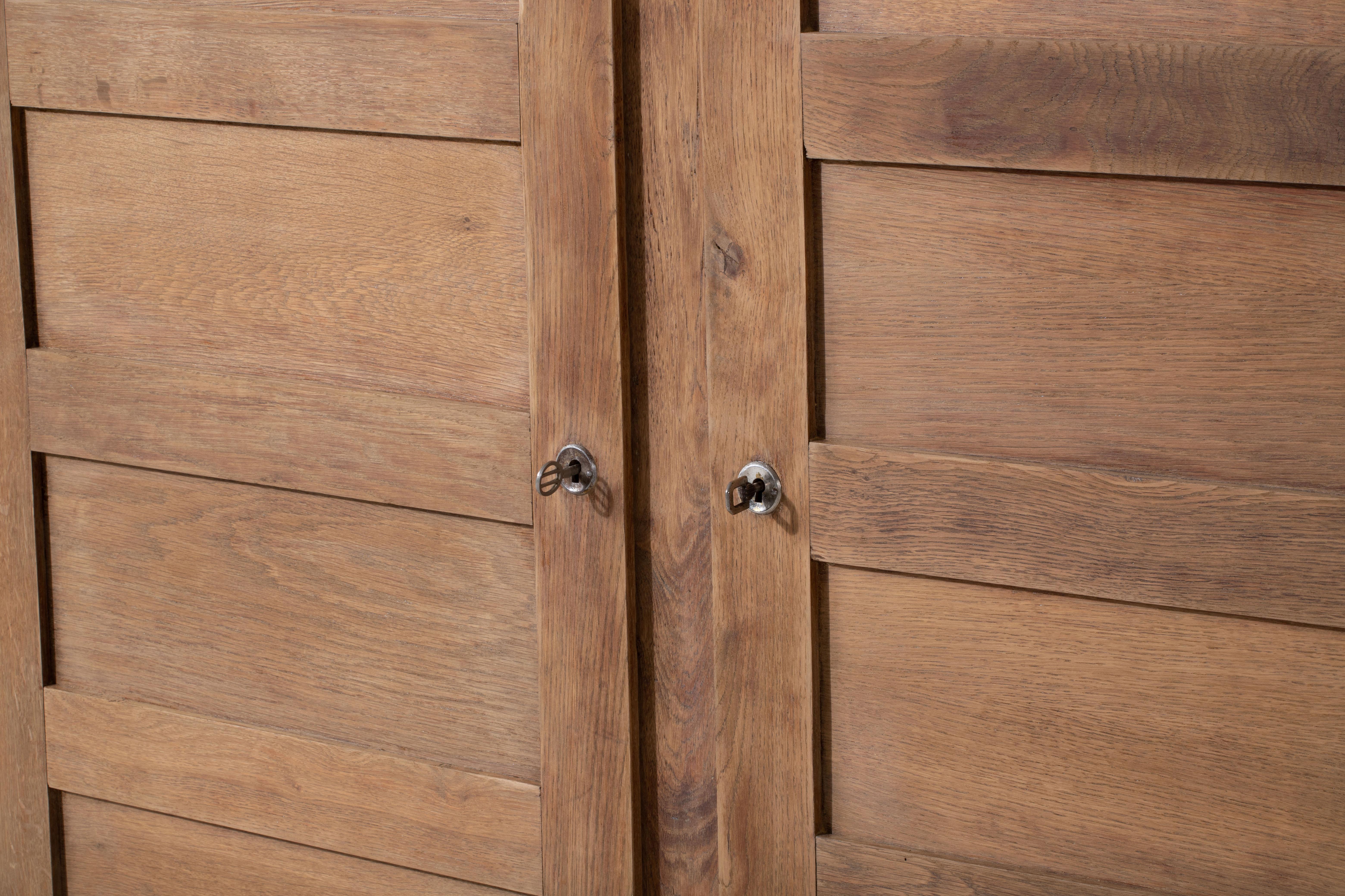 Français Armoire à deux portes de la Reconstruction française par René Gabriel