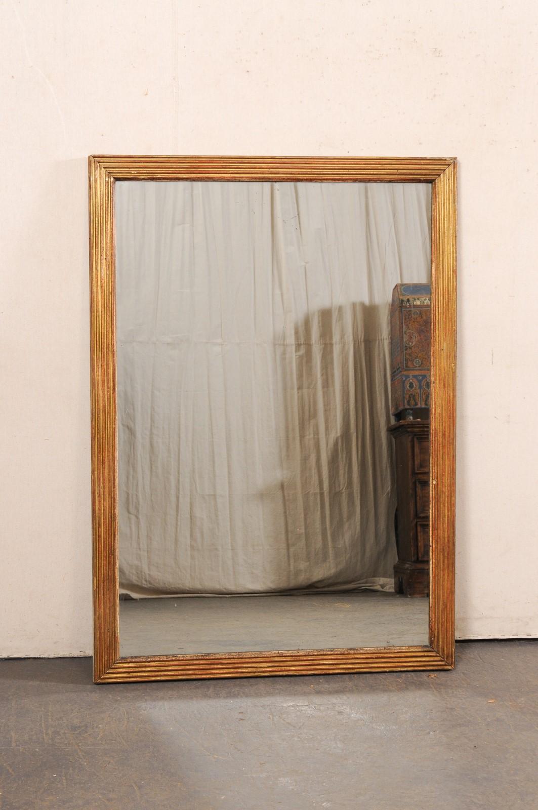 Specchio da parete rettangolare francese del XIX secolo. Questo specchio antico proveniente dalla Francia presenta un design pulito/minimalista con la cornice in legno di forma rettangolare composta da un intaglio lineare scanalato sul bordo. Il