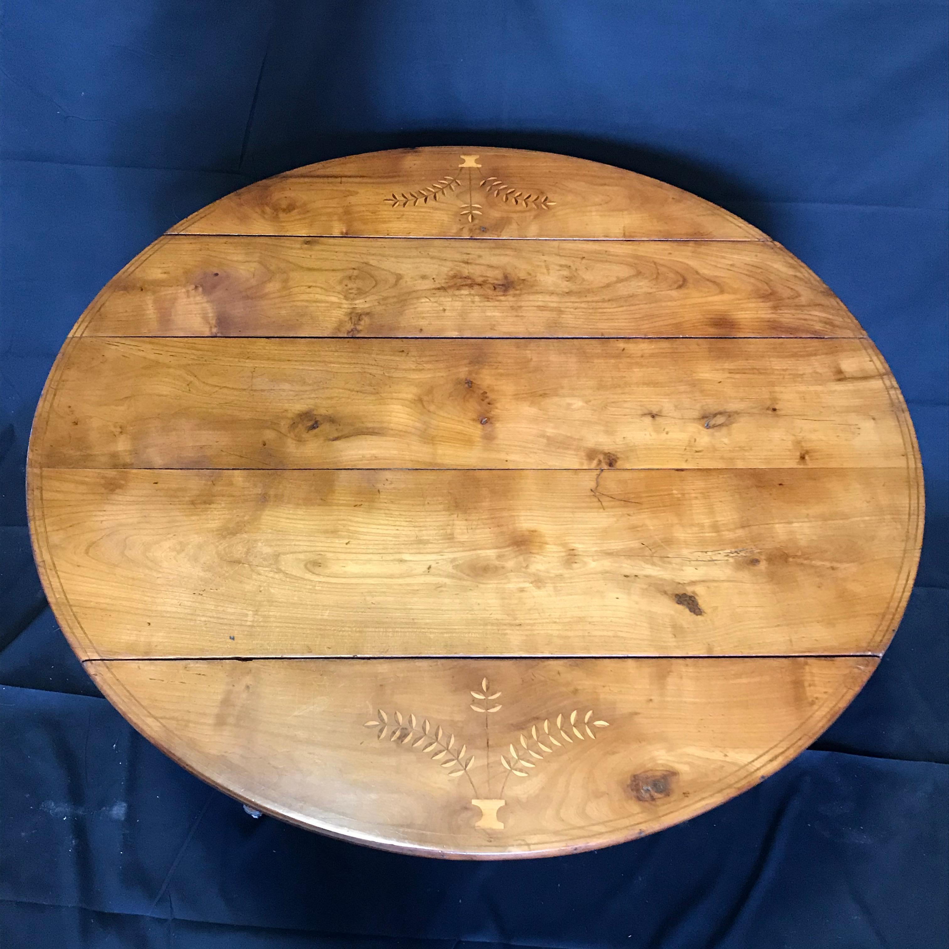 The tabletop is round in form and features wonderful walnut wood with superb urn and floral marquetry decoration on the leaves.
#4625
 
Measure: H skirt 21”.