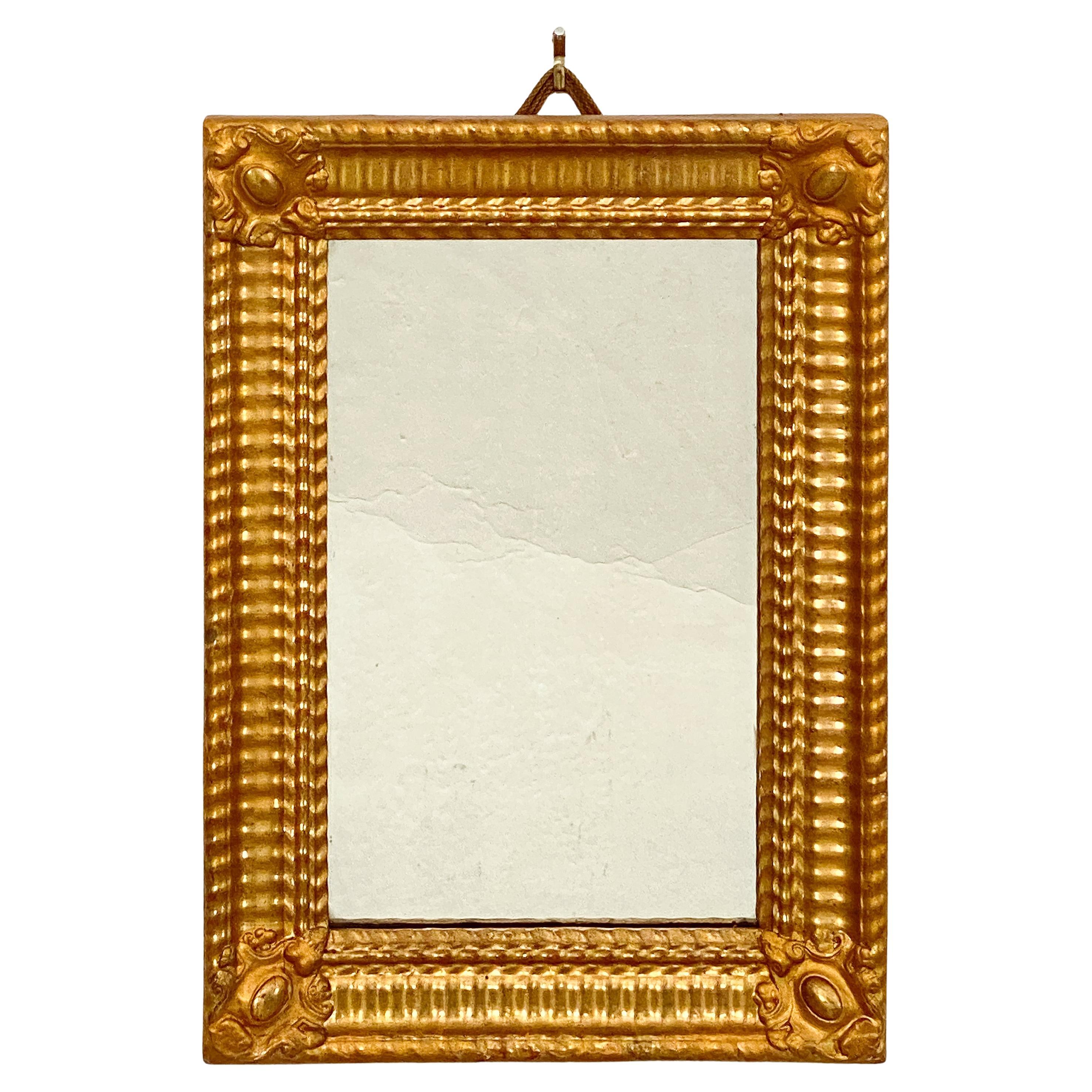 Fino espejo rectangular francés de pared o de recibidor del siglo XIX, con un marco acanalado moldeado con un bello pan de oro patinado y cartelas decorativas en relieve en cada esquina.

Dimensiones: Alto 20 3/4 pulgadas x Ancho 15 pulgadas

