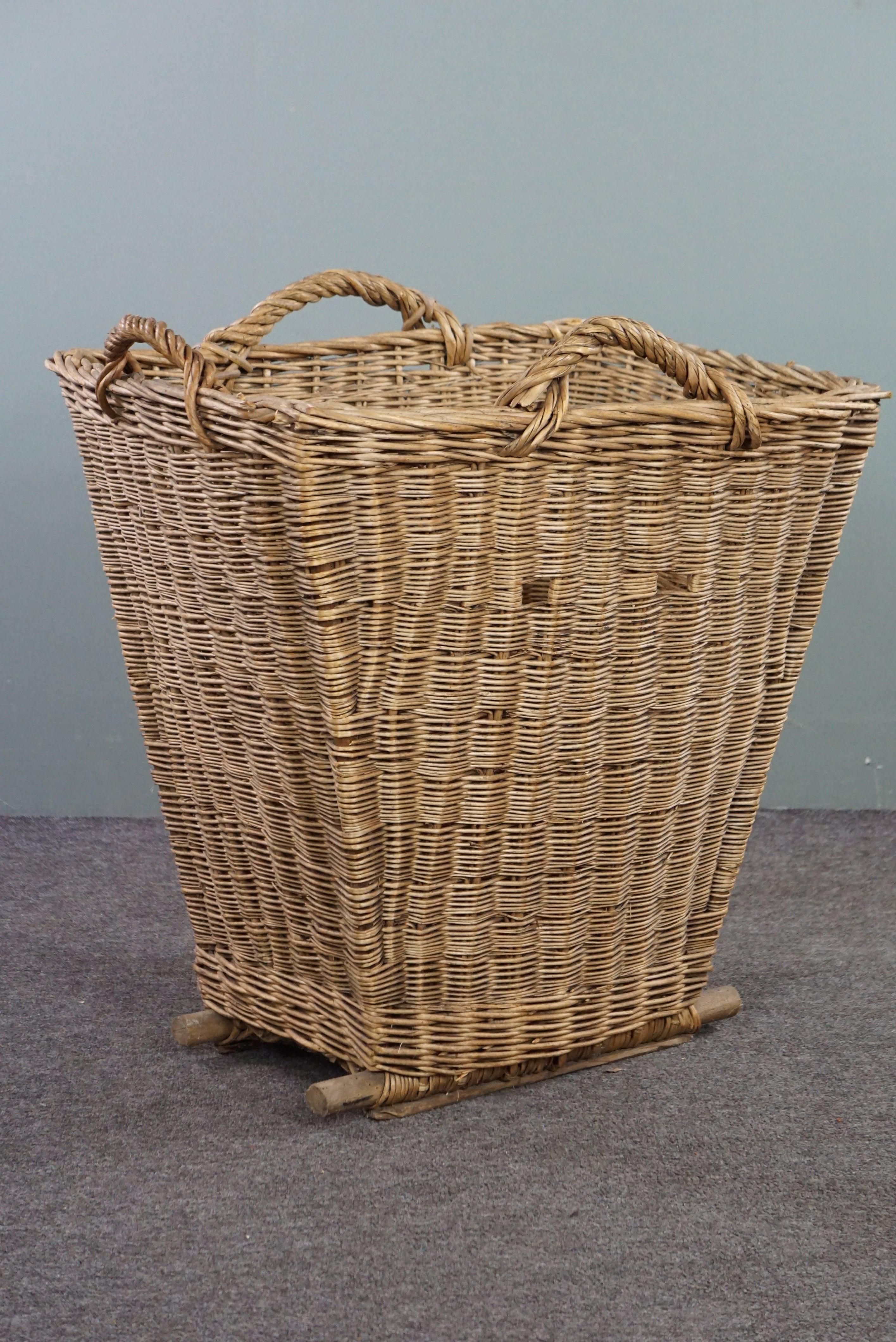 Offered is this large wicker basket for wooden blocks.
In autumn and winter the fireplace in our home is regularly lit. Next to a crackling fire we place a hand-woven wicker basket that fits many logs. This means we have everything at hand for a