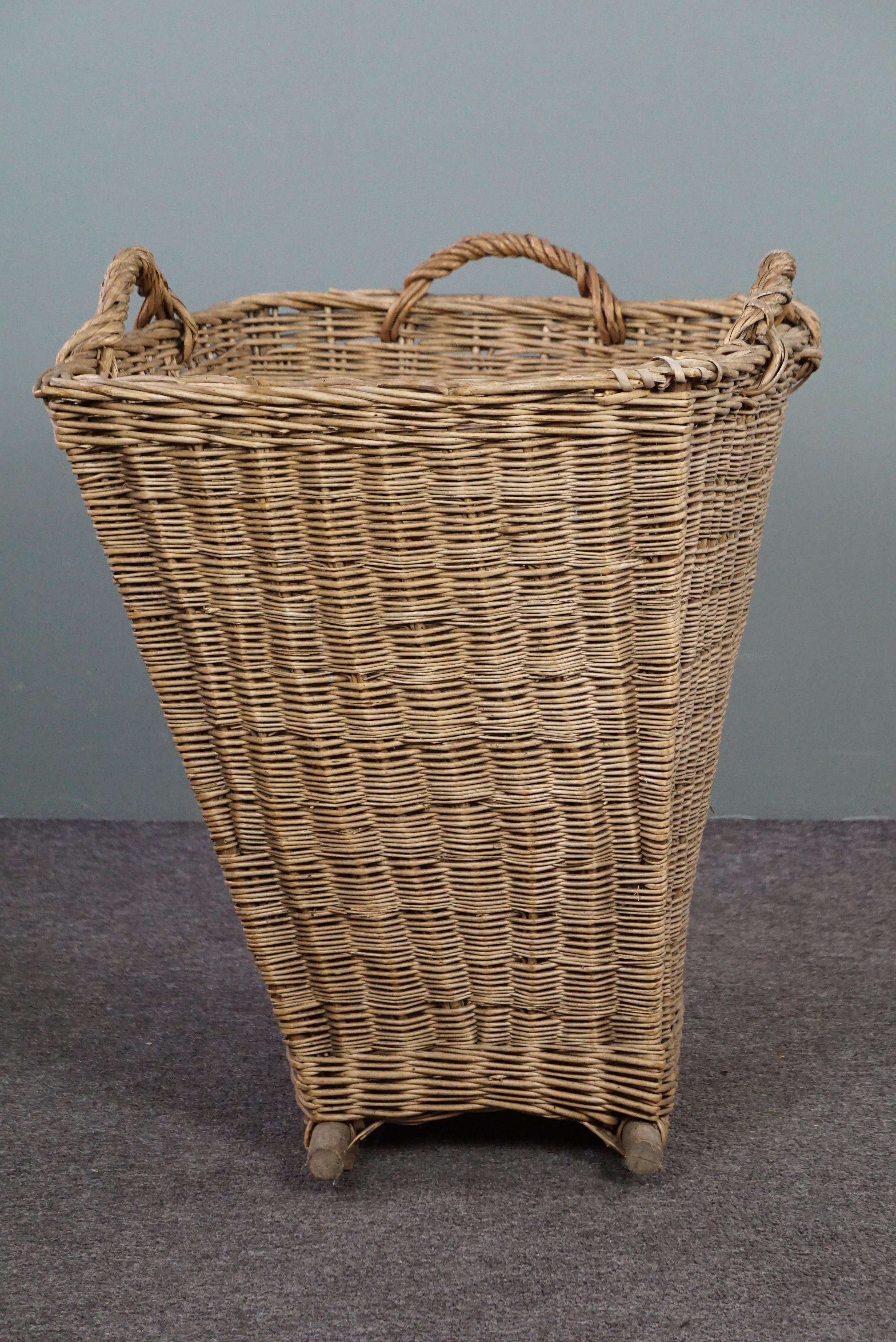 French rectangular hand woven fireplace basket In Good Condition In Harderwijk, NL