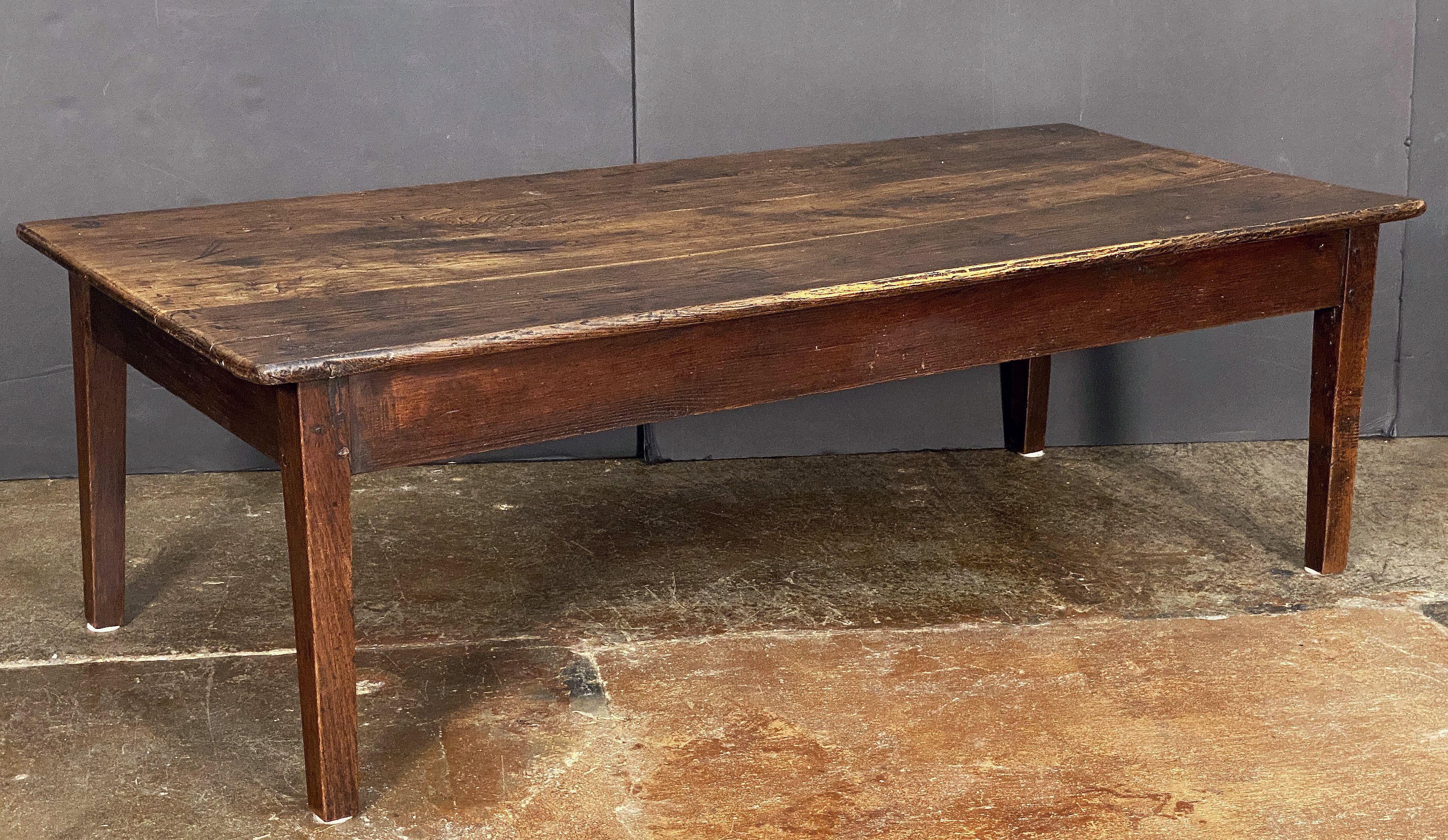 French Rectangular Low or Coffee Table of Oak In Good Condition For Sale In Austin, TX