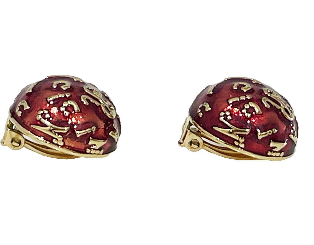 Französische rote und goldfarbene Ohrclips von Nina Ricci, 1980er Jahre

Ohrclips mit gewölbtem Sockel mit erhabenen Buchstaben in Goldton von Nina Ricci auf roter Emaille, Design by Nina Ricci, Frankreich. Markiert an den Clips und aus den 1980er