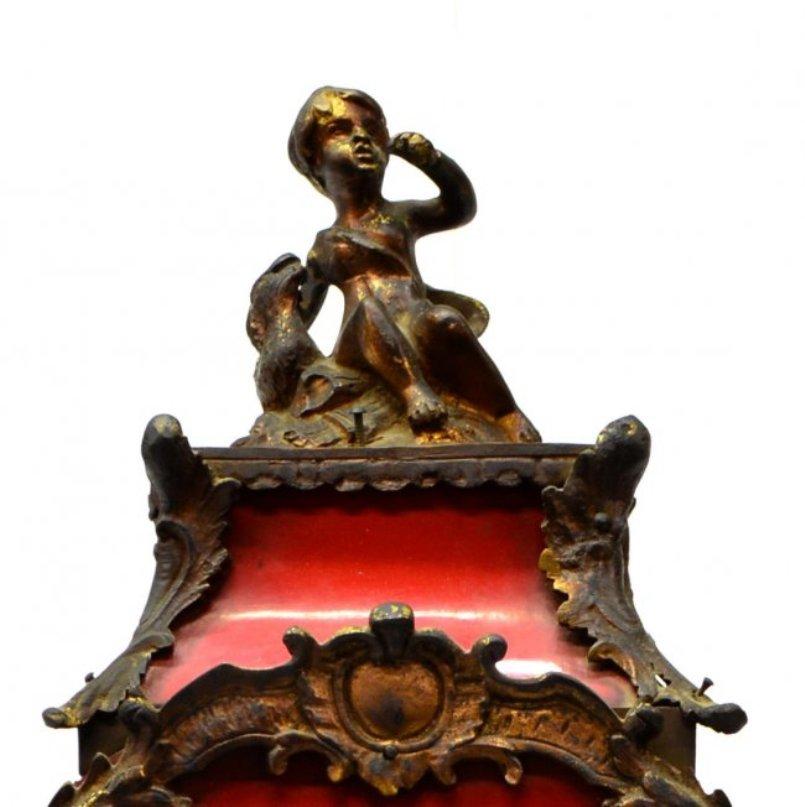 Manteluhr aus rotem Lack auf Wandhalterung, signiert GRIBELIN (Louis XV.) im Angebot