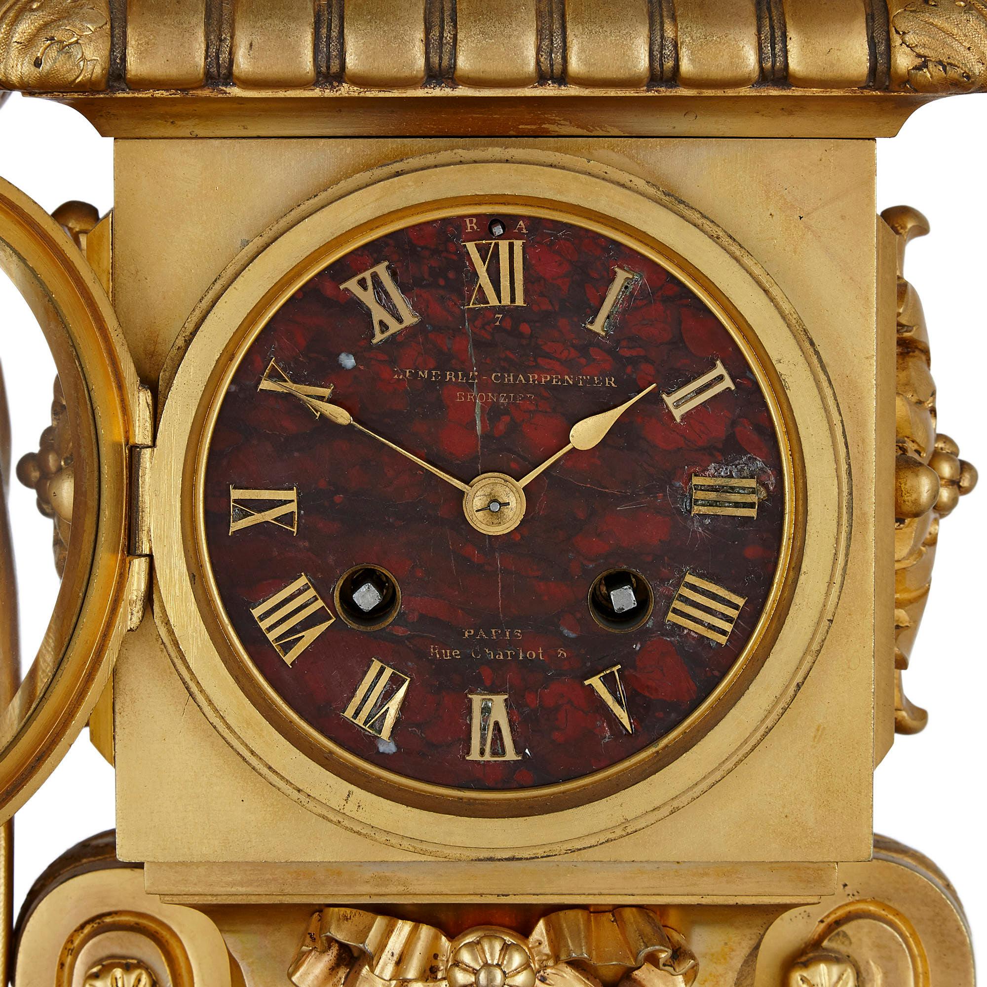 Uhrenset aus rotem Marmor und vergoldeter Bronze im neoklassischen Stil (Französisch) im Angebot