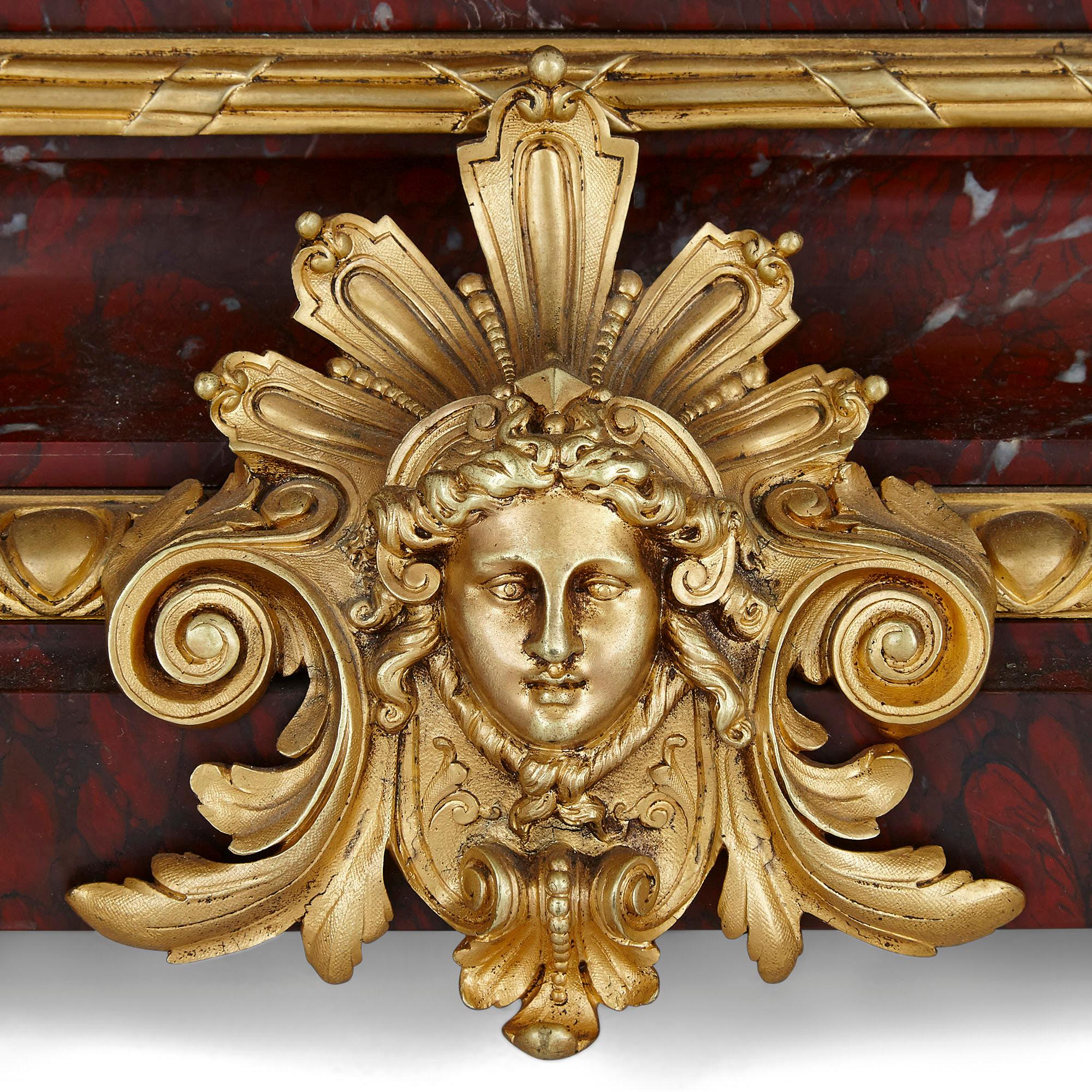 Uhrenset aus rotem Marmor und vergoldeter Bronze im neoklassischen Stil (Goldbronze) im Angebot