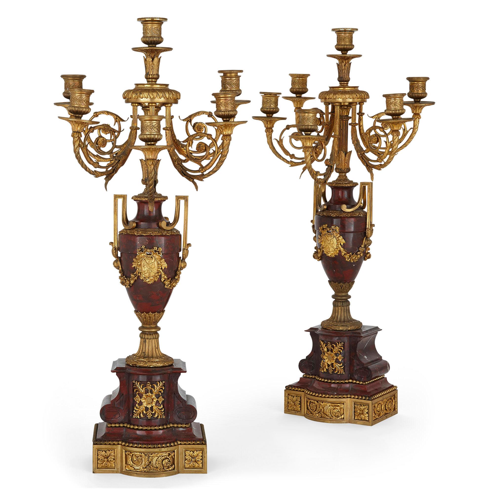 Uhrenset aus rotem Marmor und vergoldeter Bronze im neoklassischen Stil im Angebot 1