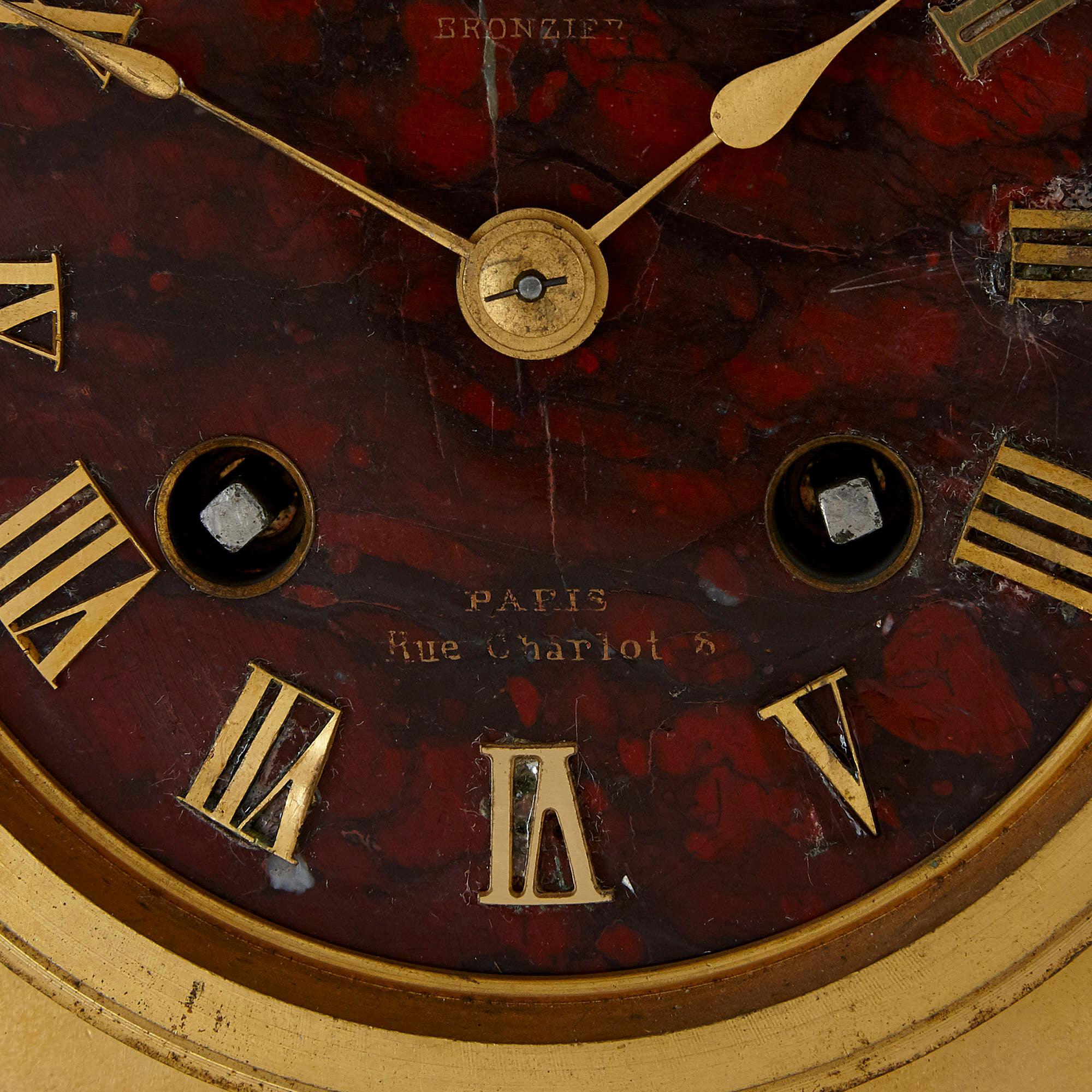 Uhrenset aus rotem Marmor und vergoldeter Bronze im neoklassischen Stil im Angebot 2