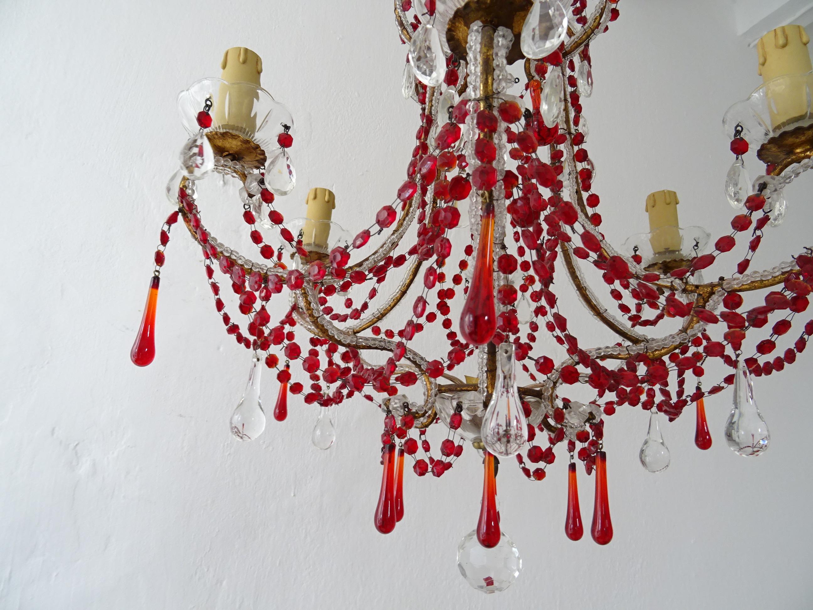 Baroque Lustre français en gouttes et chaînes en cristal de Murano rouge avec prismes en perles, vers 1900 en vente