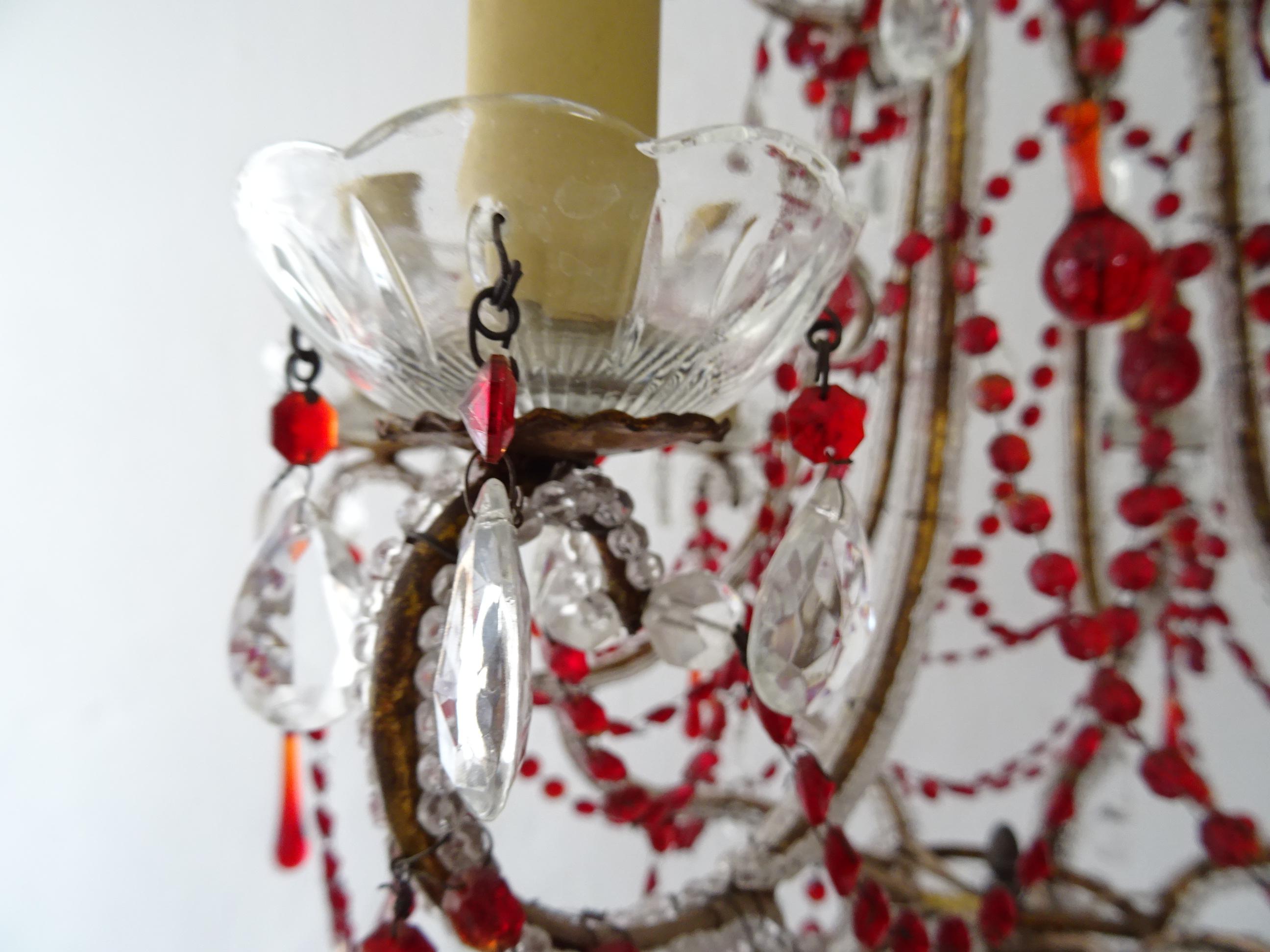 Français Lustre français en gouttes et chaînes en cristal de Murano rouge avec prismes en perles, vers 1900 en vente