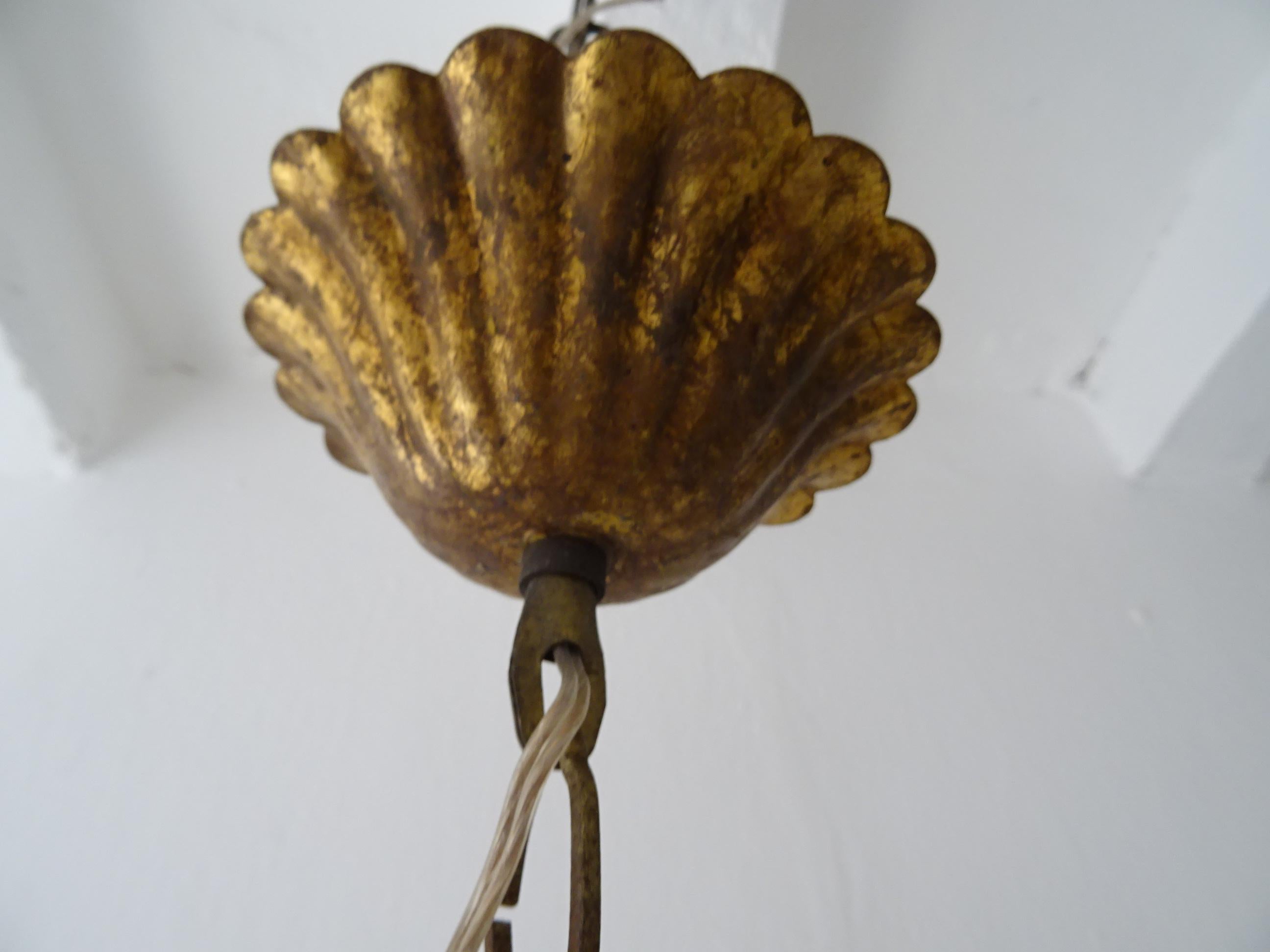 Lampadario francese di Murano rosso con gocce e catene e prismi di cristallo, circa 1900 in vendita 1