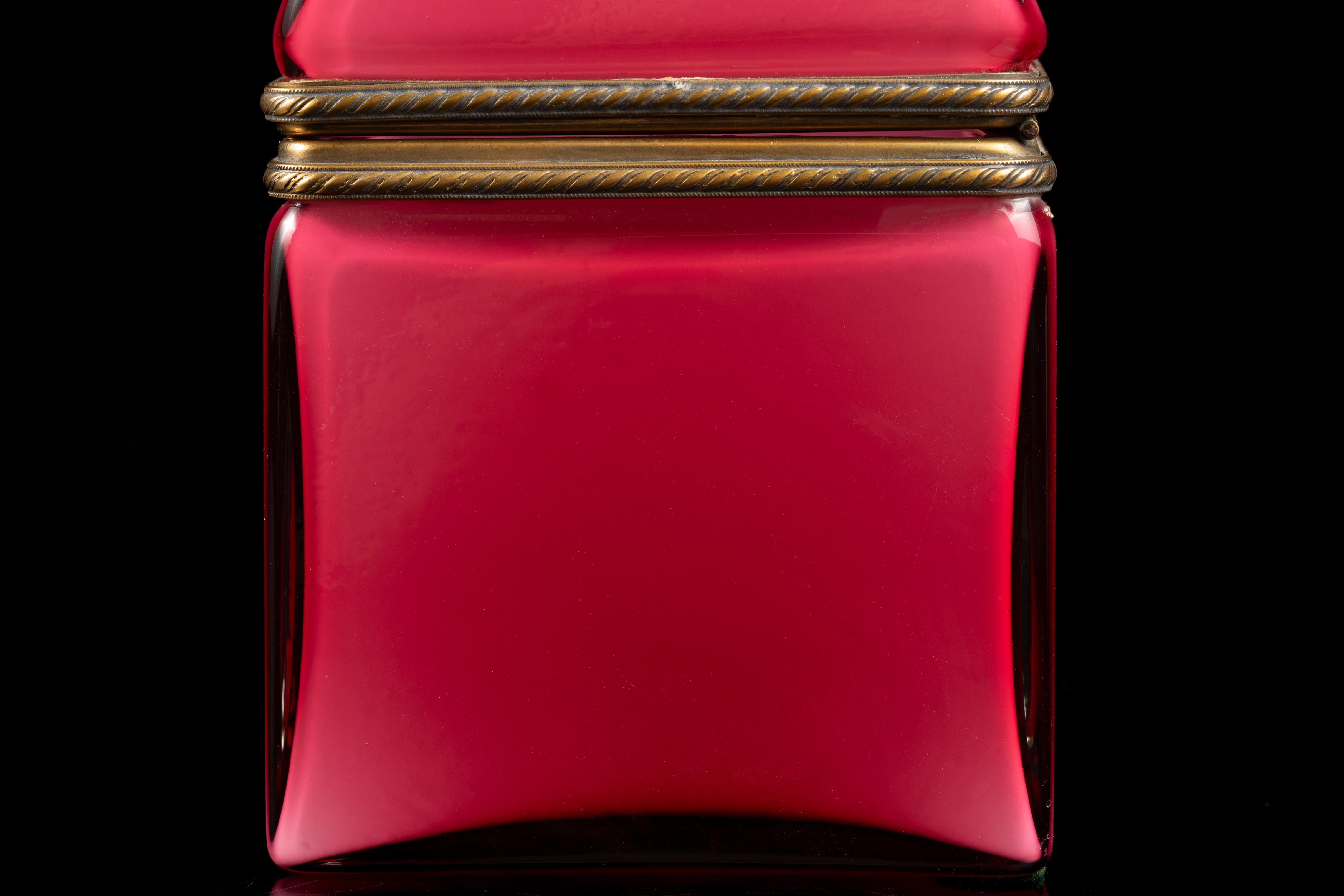 French Red Over White Opaline Ormolu Mounted Covered Box, Domed Top im Angebot 2