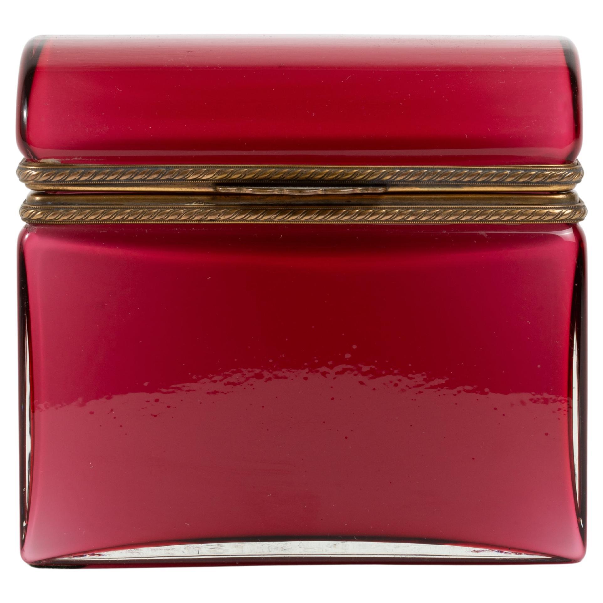 Ein französisches Rot auf weißem Opalin Ormolu montiert Scharnier abgedeckt Box mit gewölbten Form oben

Diese rechteckige Opalglasschachtel besteht aus einer Schicht aus transparentem Glas, die mit einer leuchtend roten Beschichtung überzogen ist