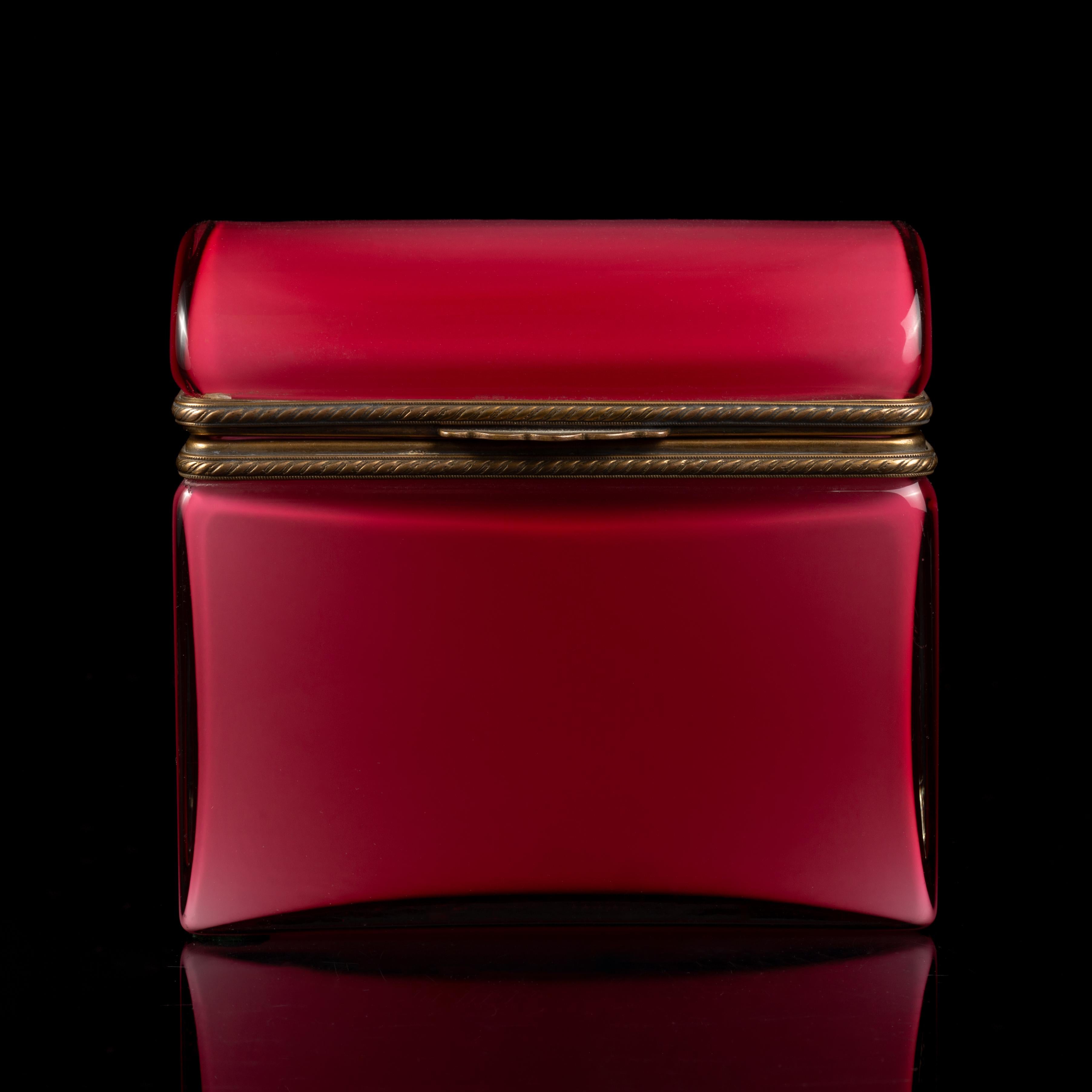 French Red Over White Opaline Ormolu Mounted Covered Box, Domed Top (Hollywood Regency) im Angebot